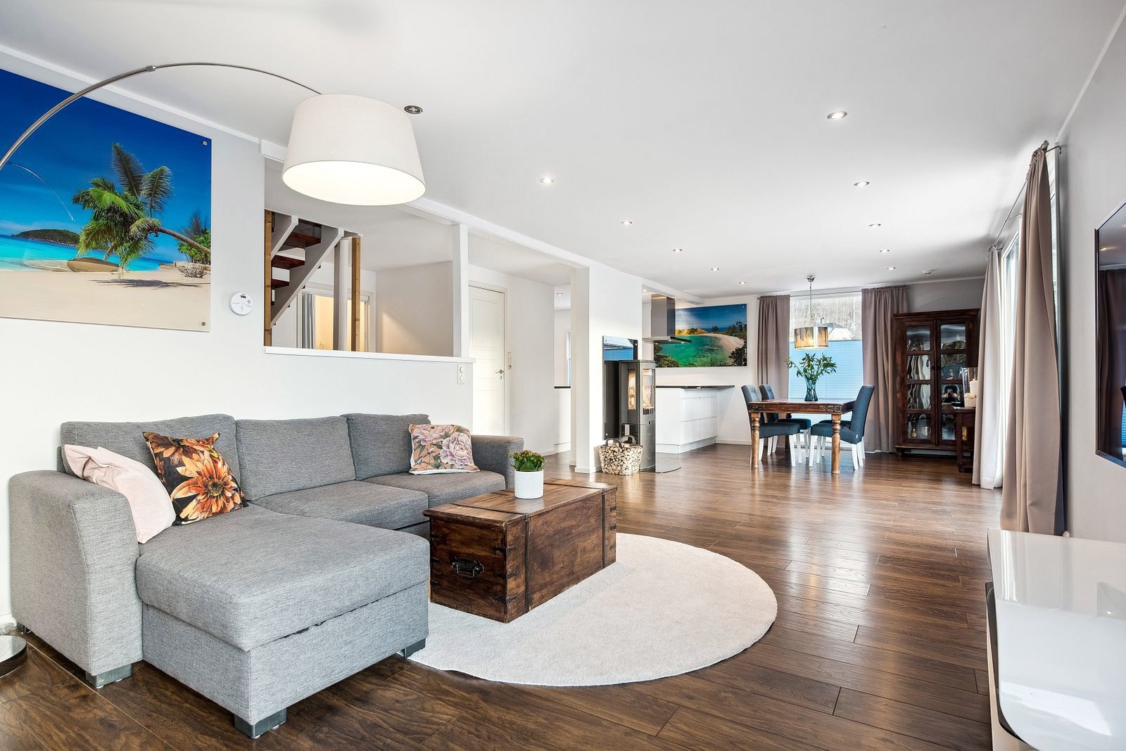 Dette er et sosialt hjem med stue og spisestue samlet i et luftig og åpent rom. Galleribilde