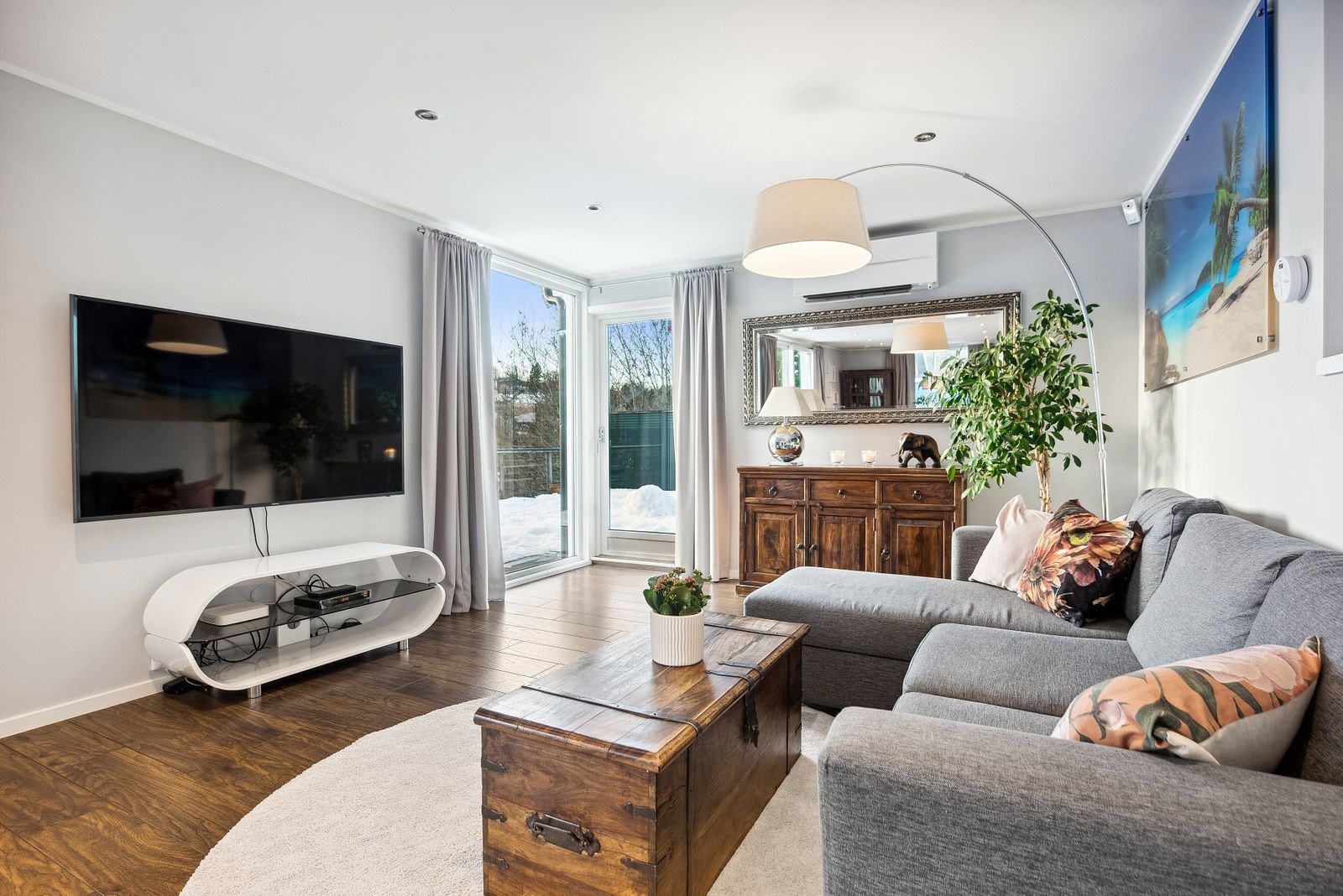 Stuedelen lar seg enkelt møbleres med sofagruppe, TV-møbel og andre oppbevaringsmøbler. Galleribilde