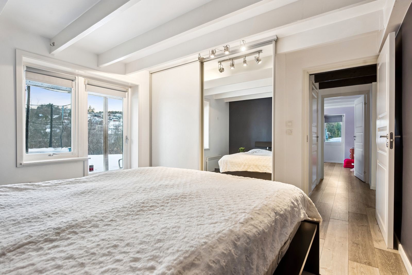 Hovedsoverommet er av god størrelse og har utgang til terrasse og hage. Galleribilde