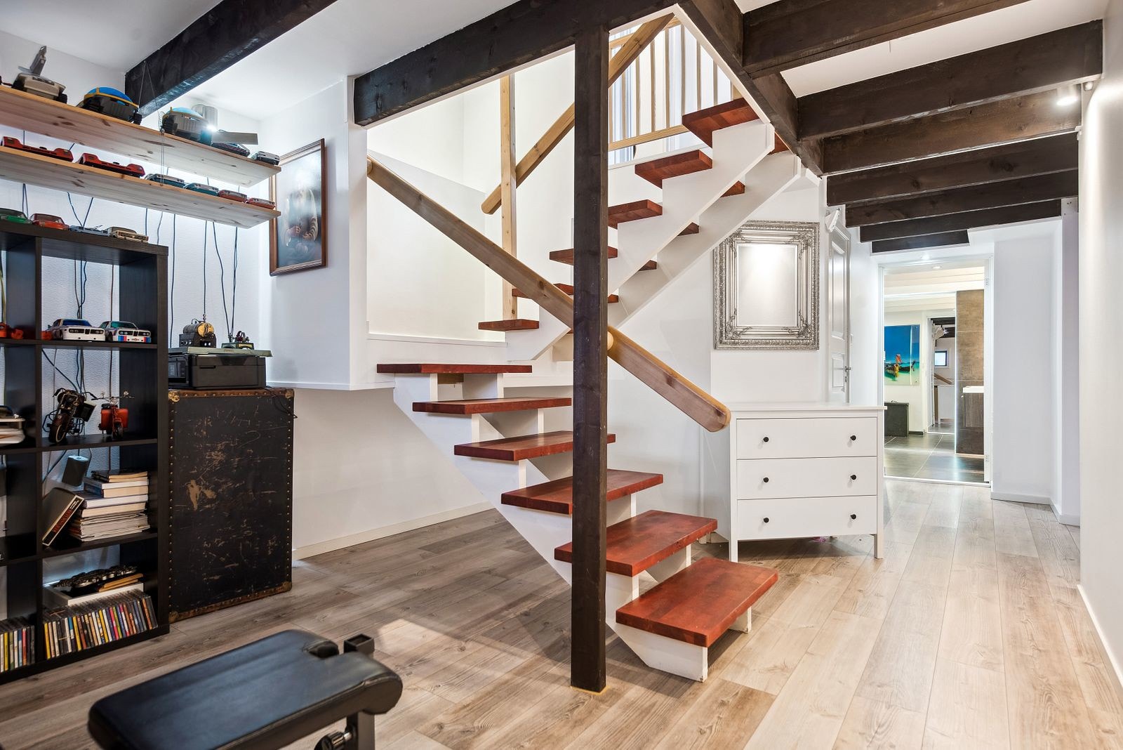 Trapperommet brukes i dag som treningsrom, men kan også fungere som TV-stue. Rommet er byggemeldt som matbod og er ikke godkjent for varig opphold. Galleribilde