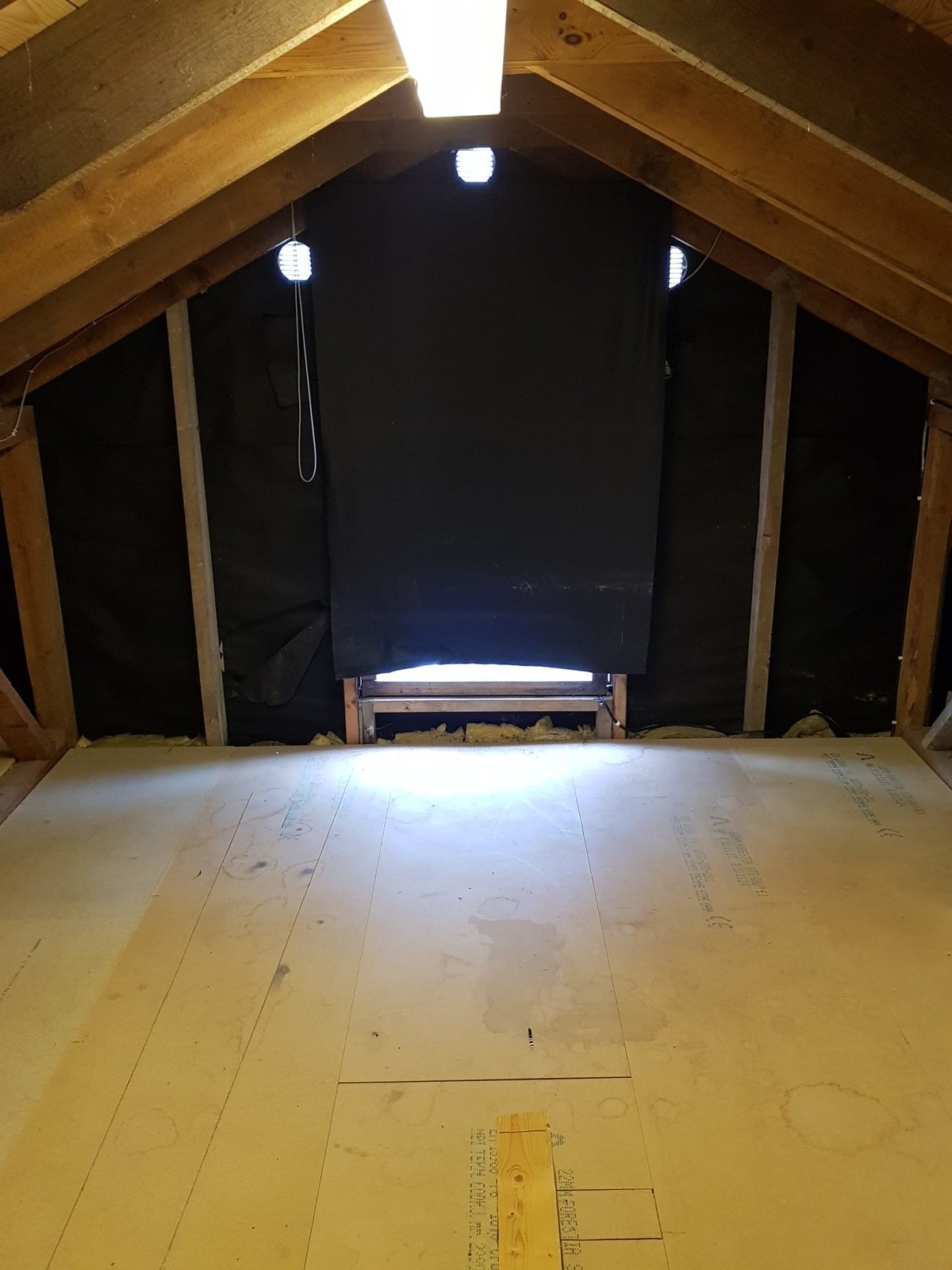 Stort loft med meget god lagringsplass. Galleribilde