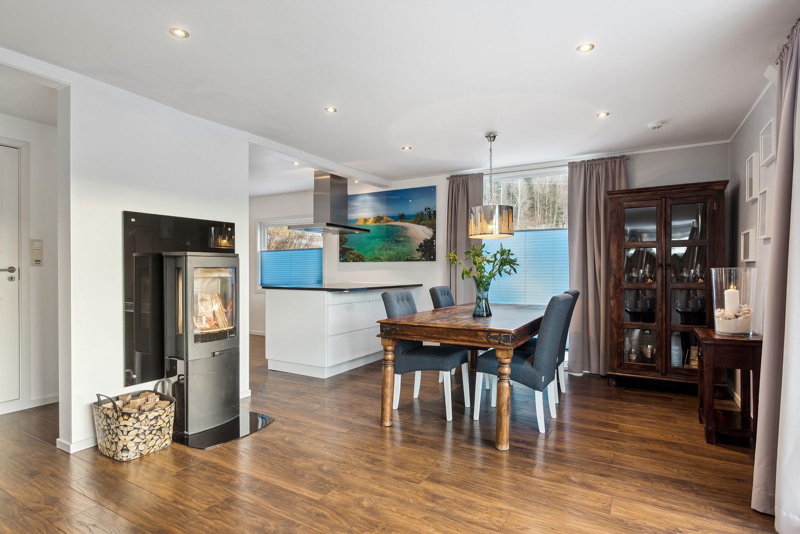 Peisovnen sørger også for lun og god varme på de kaldere dagene. Peisovnens plassering gjør at varmen kan nytes i hele rommet. Galleribilde