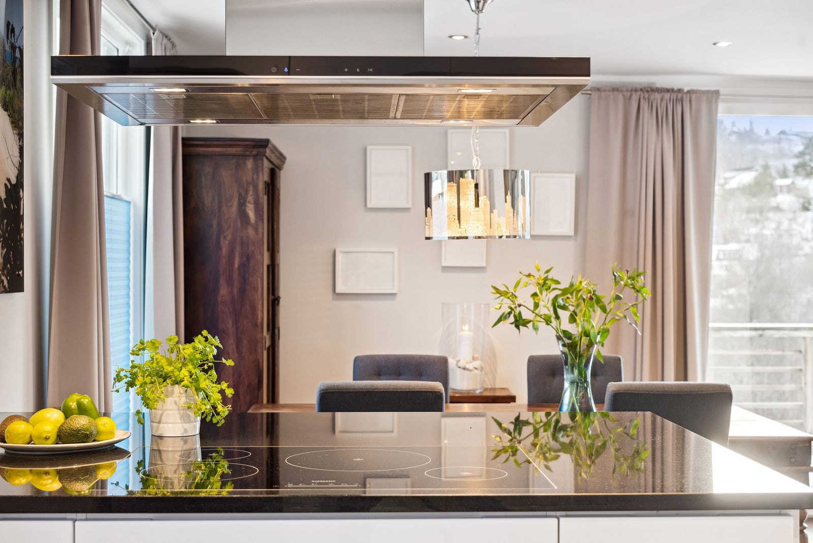 Kjøkkenet har integrert platetopp, stekeovn og mikro samt avsatt plass til kjøleskap. Galleribilde