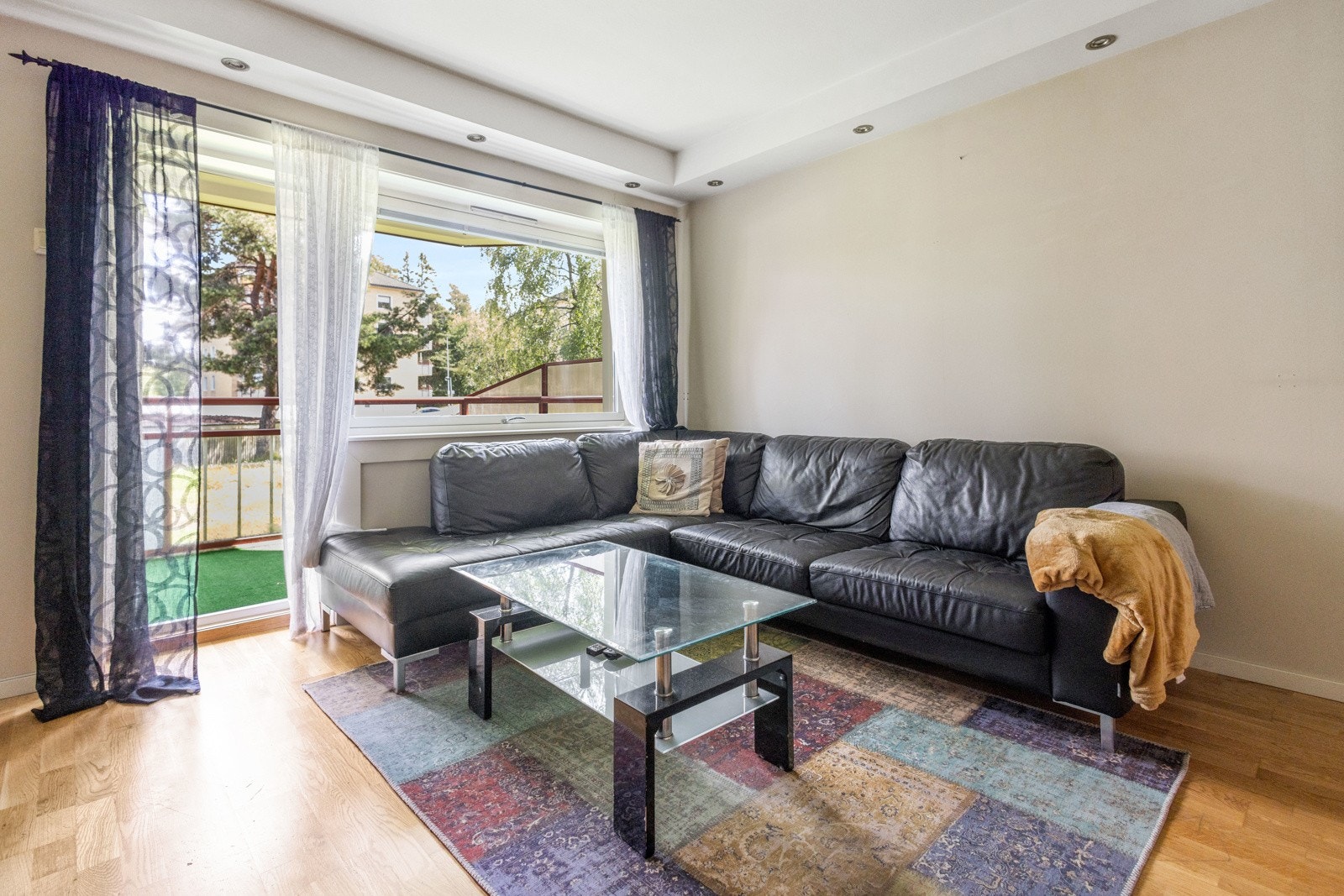Fra stuen er det utgang til stor balkong balkong på ca. 7 m² som vender mot grøntarealer. Galleribilde