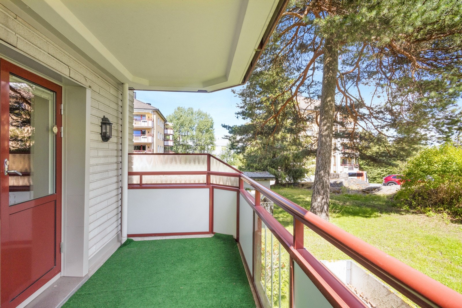 Her er det god plass til ønsket møblement og grill hvor man kan invitere venner og familie til hyggelige sammenkomster. Galleribilde