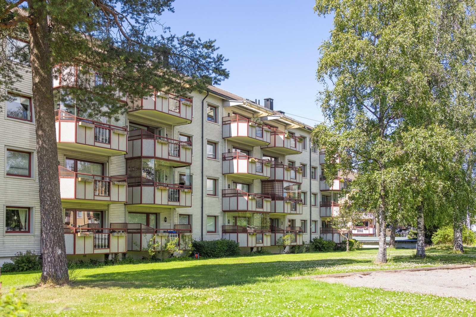 Leiligheten ligger i et meget sentralt og attraktivt boligområde på Karlsrud, mellom Lambertseter og Bekkelaget i bydel Nordstrand. Galleribilde