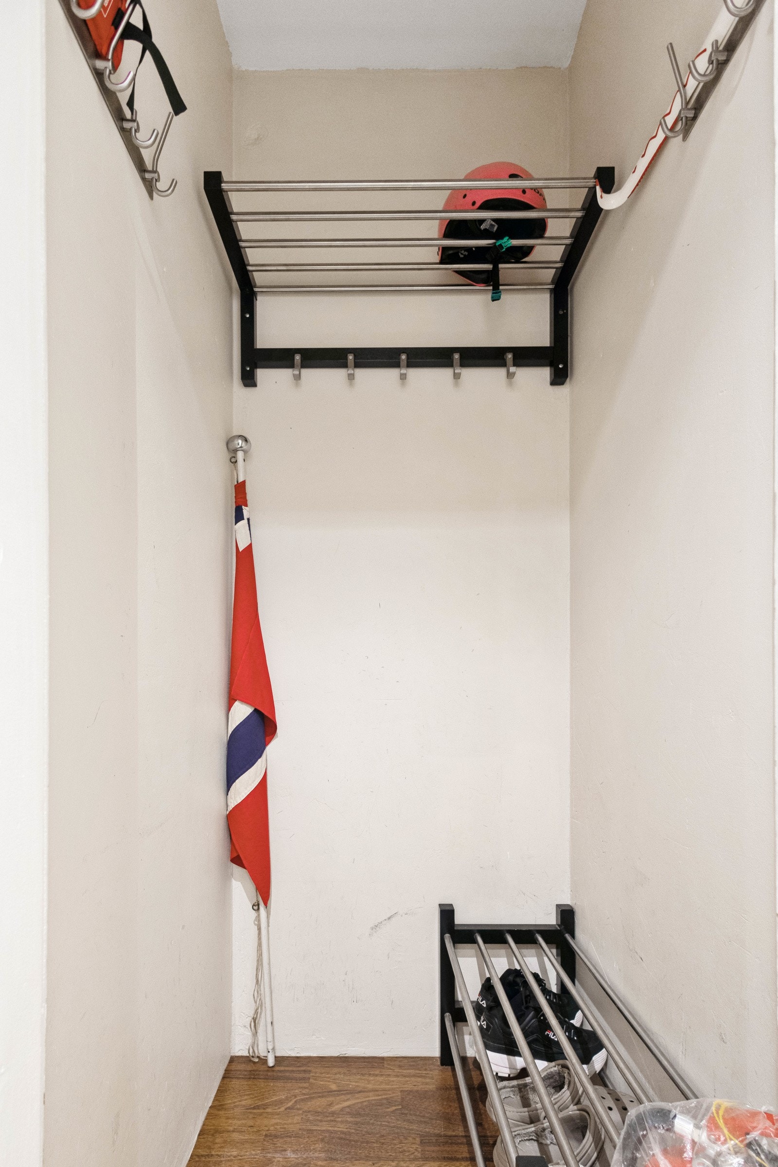 Entréen er tilknyttet praktisk innvendig bod med ytterligere garderobe/oppbevaringsmuligheter. Galleribilde