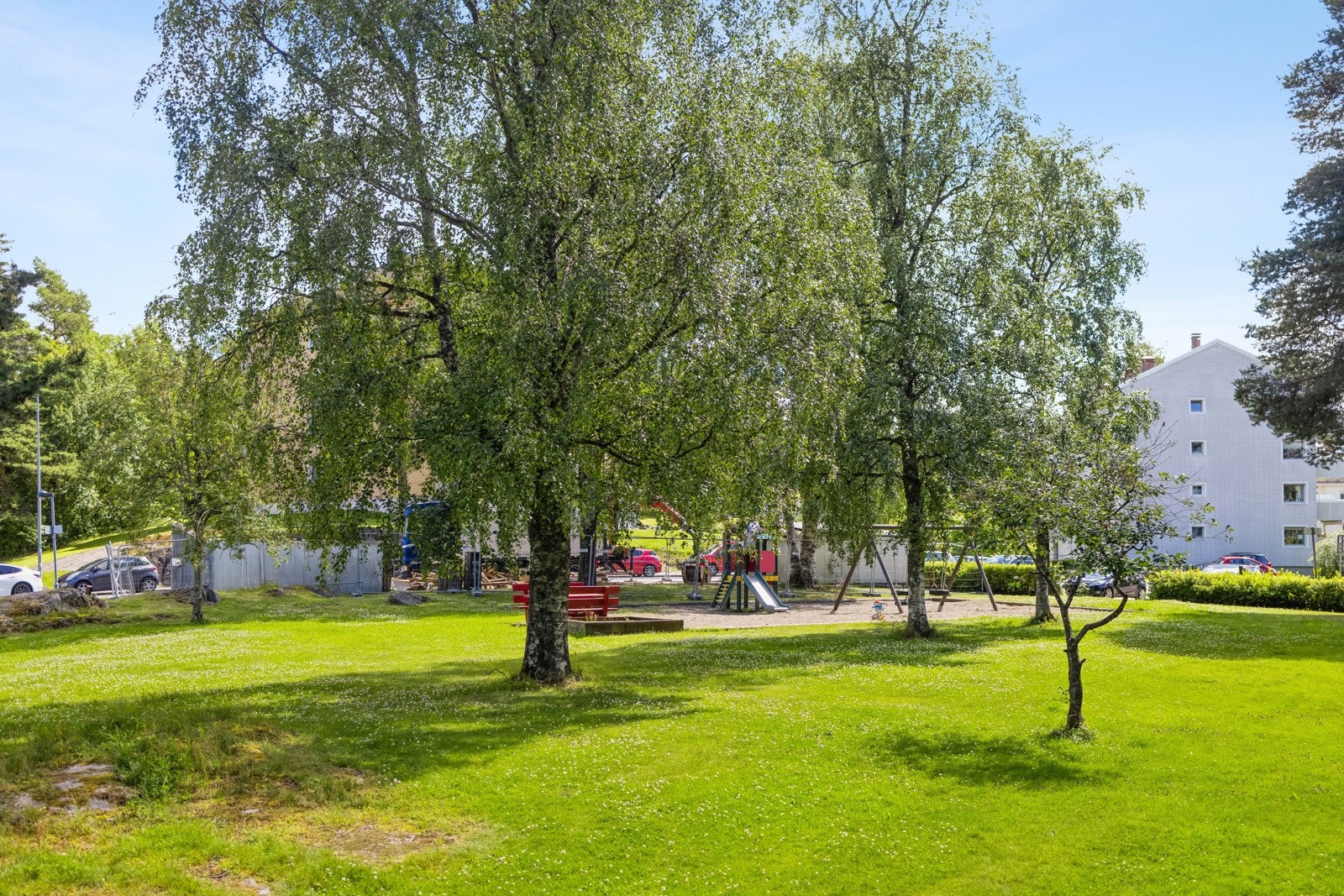 Borettslaget er pent opparbeidet utearealer med busker, trær og asfalterte gangstier samt lekeapparater. Fra leiligheten er det kort vei til flere lekeplasser, barnehager og skoler i alle klassetrinn. Galleribilde