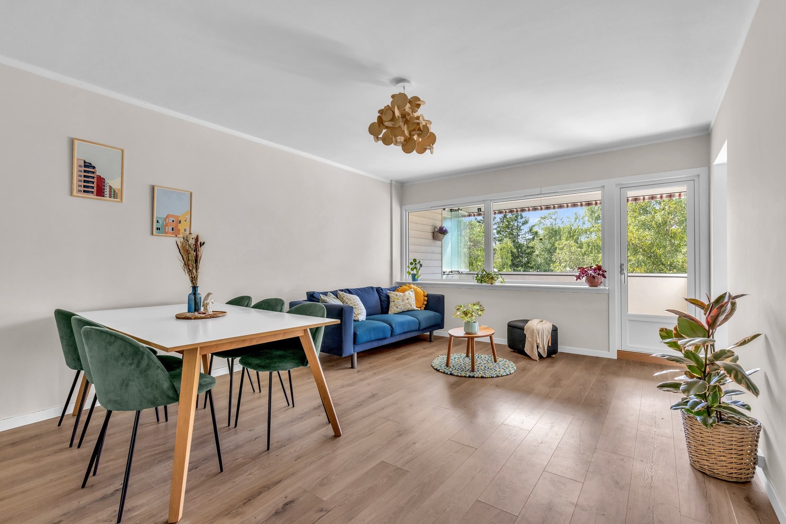 Stor og lys stue - mye lysinnslipp i 4. etasje. Galleribilde