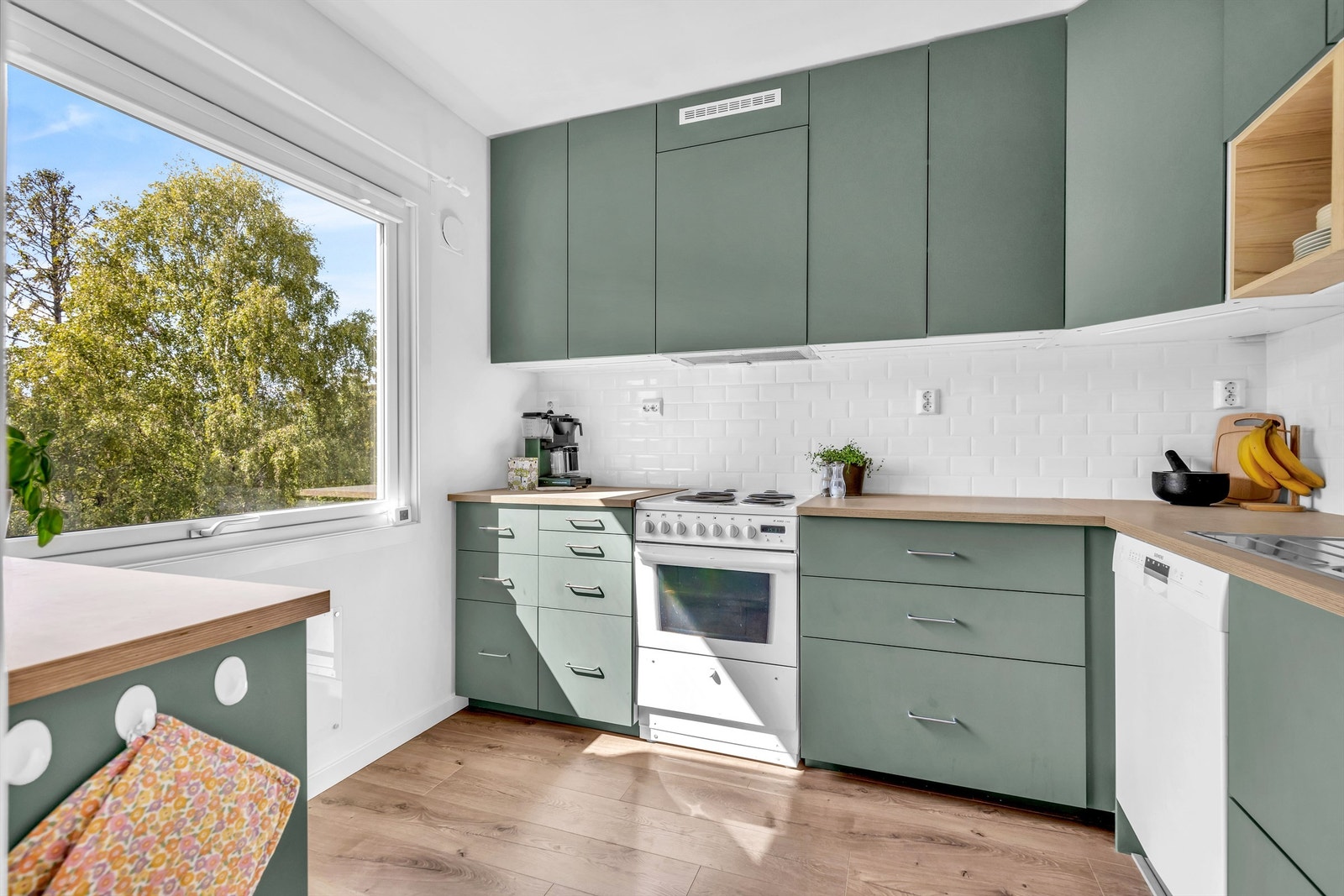 Kjøkkeninnredning fra 2020 (lekkasjestopper og komfyrvakt er etablert) Galleribilde