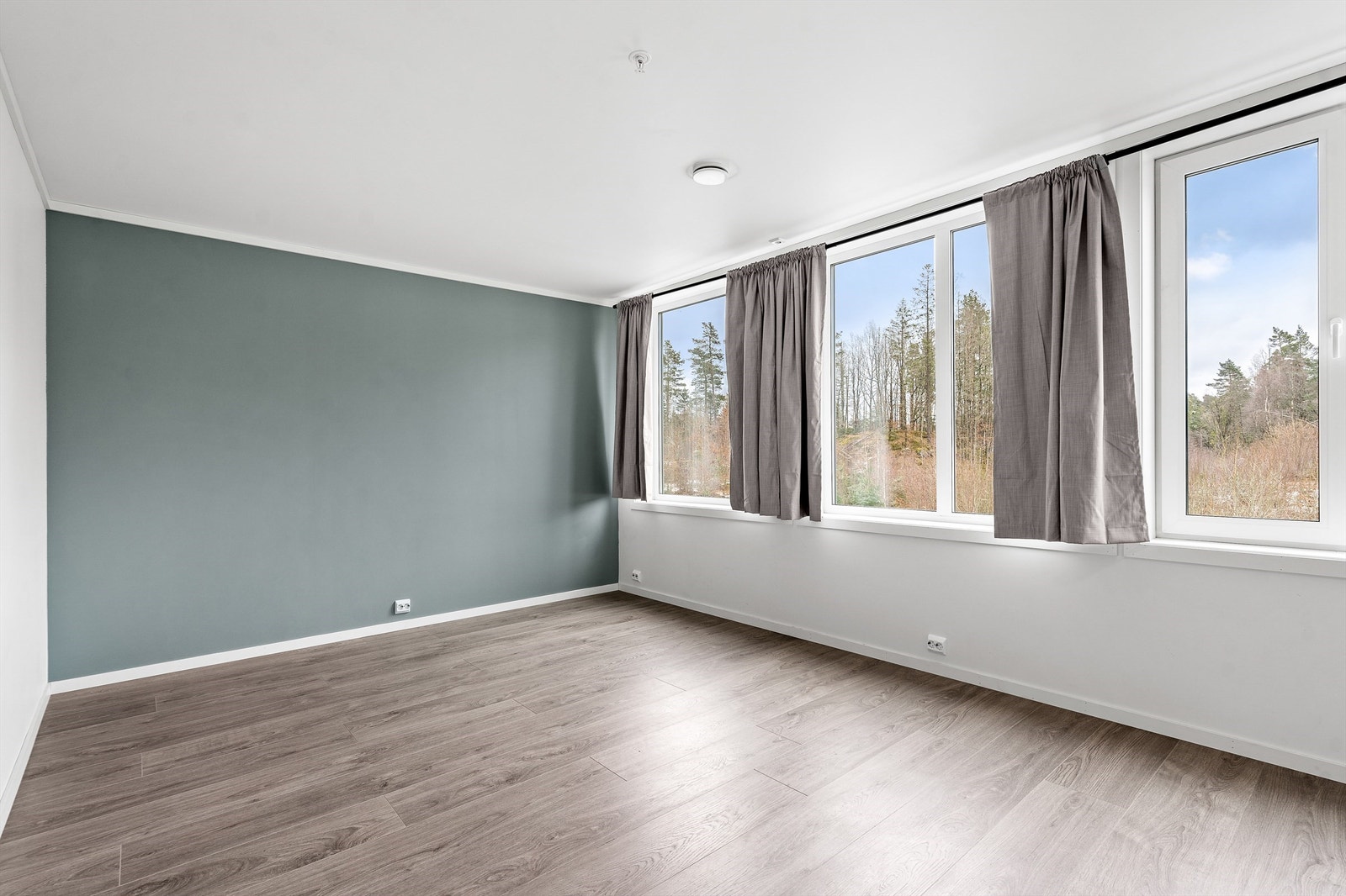 Lys og hyggelig stue med store vindusflater (Bilde fra tilsvarende leilighet) Galleribilde