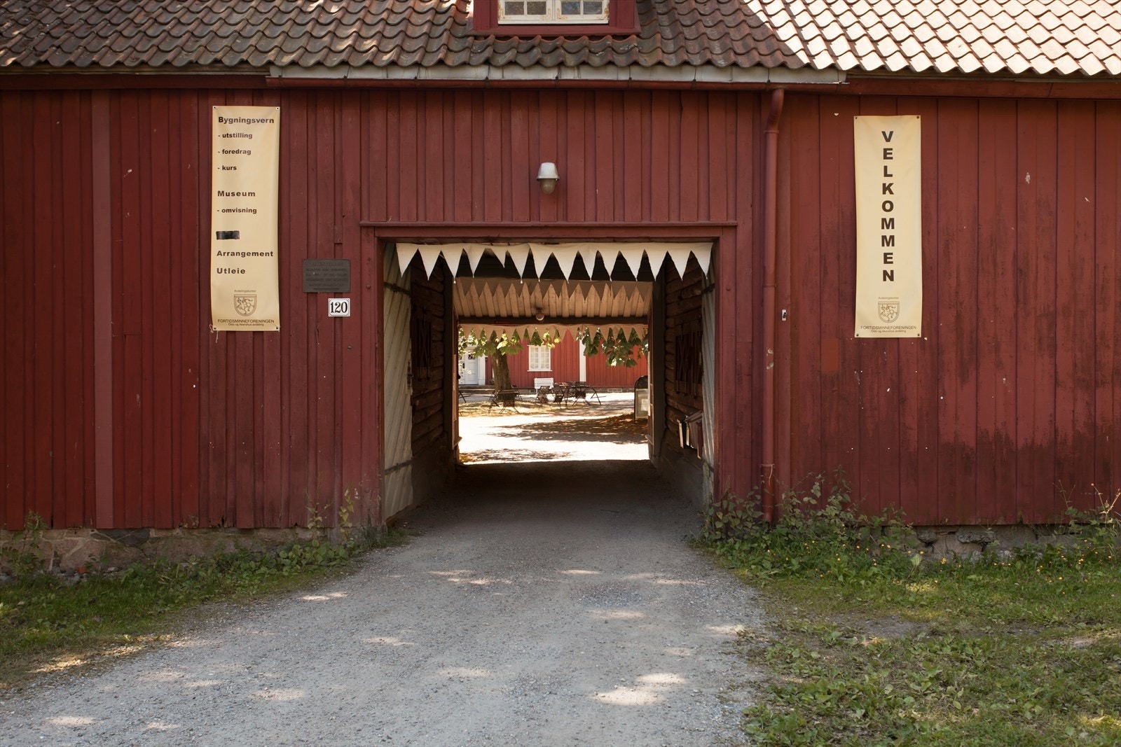 Historiske vøienvolden gård ligger like ved leiligheten og tilbyr en rekke arrangementer, bla. julemarked. Galleribilde