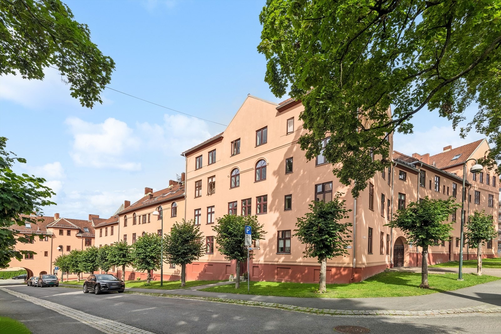 Klassisk bygård fra 1920. Fasaden ble rehabilitert i 2020. Galleribilde