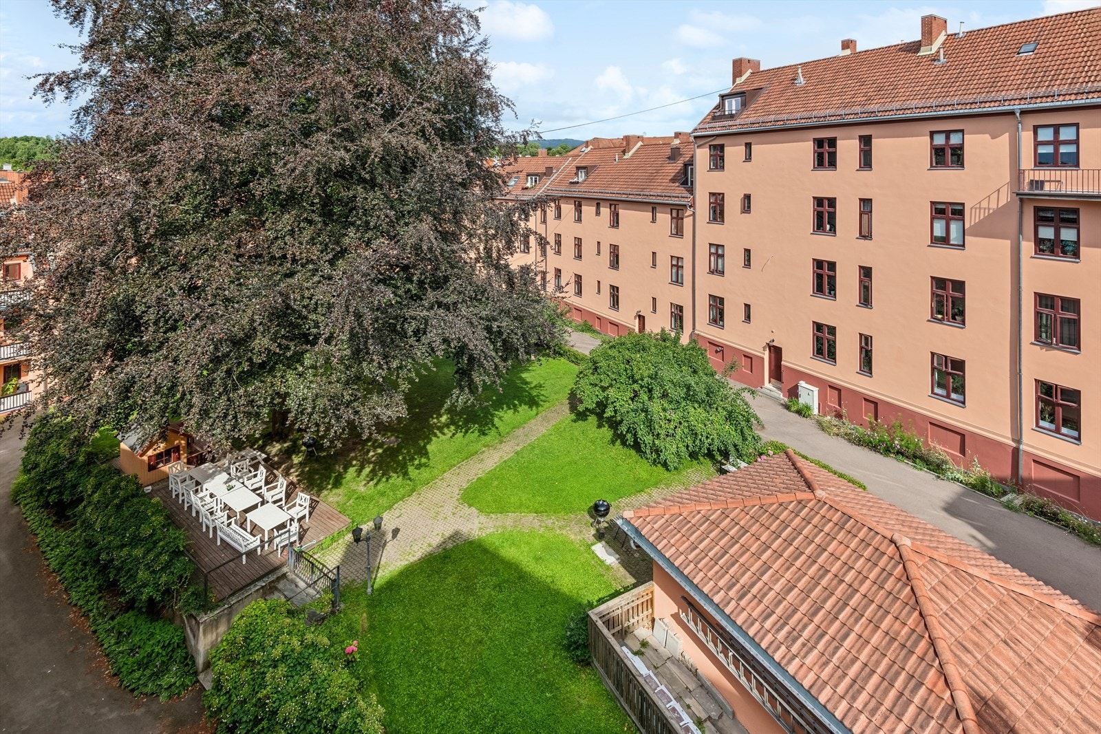 Nydelig utsyn fra leiligheten mot den populære og idylliske bakgården. Galleribilde