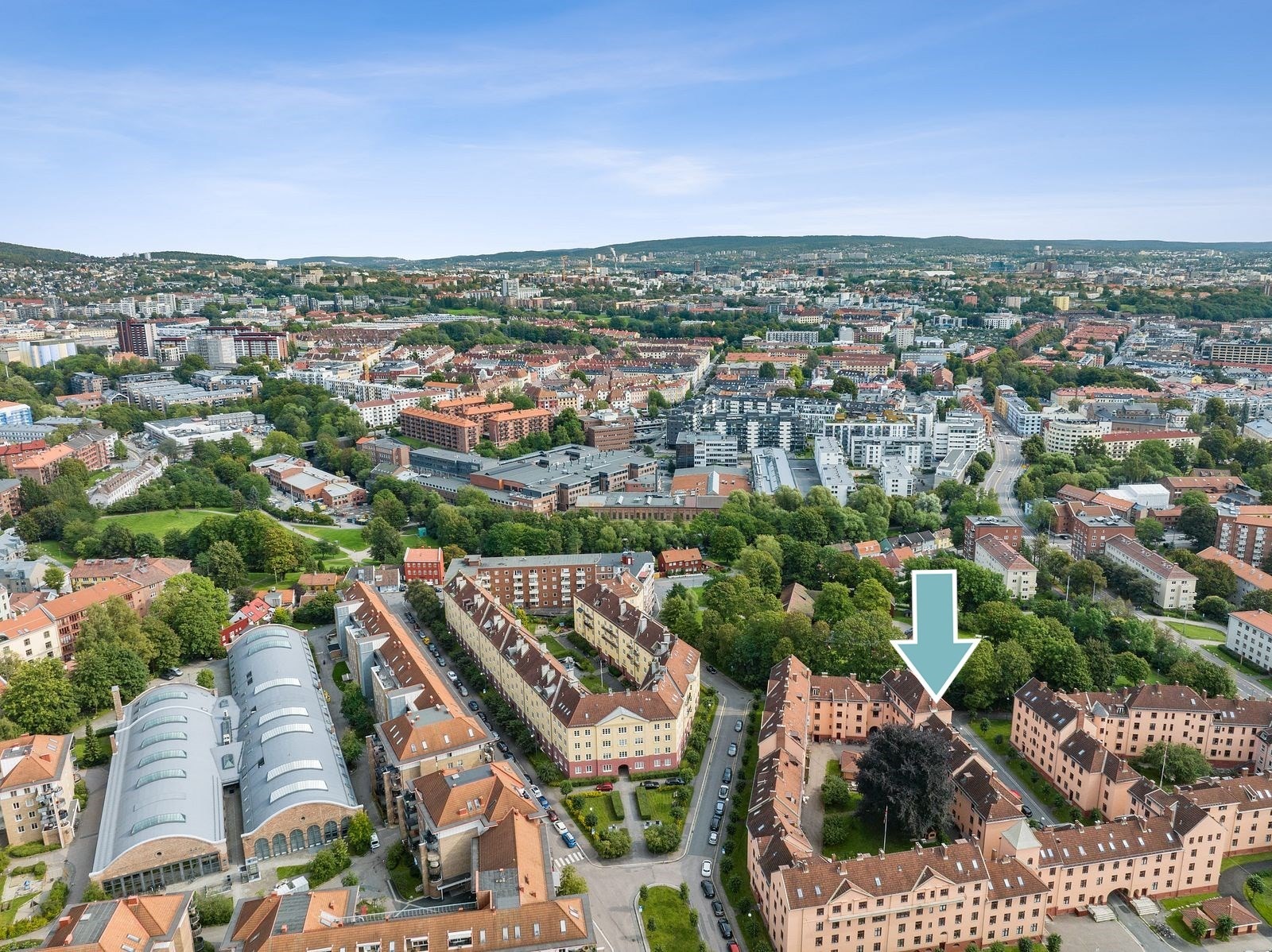 Nærområdet kan by på et godt utvalg av hyggelig cafeèr, butikker og spisesteder og nærhet til en rekke grøntområder for både trening og rekreasjon. Galleribilde