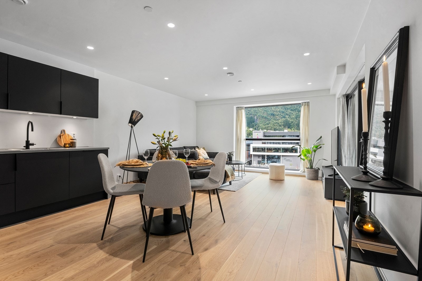 Leiligheten har en åpen stue og kjøkkenløsning med god plass til sofa og spisegruppe. Galleribilde