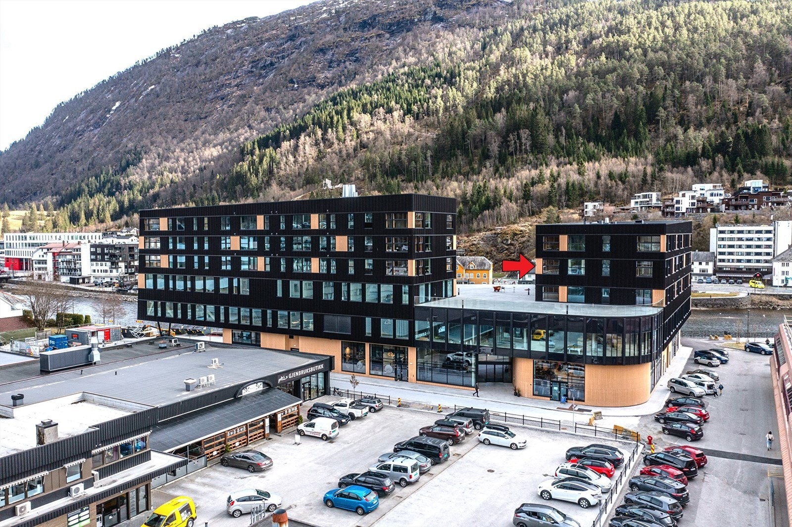Leiligheten har en urban plassering i hjørnet av fjerde etasje med fasade mot nord og mot øst. Velkommen til visning - Husk påmelding! Galleribilde