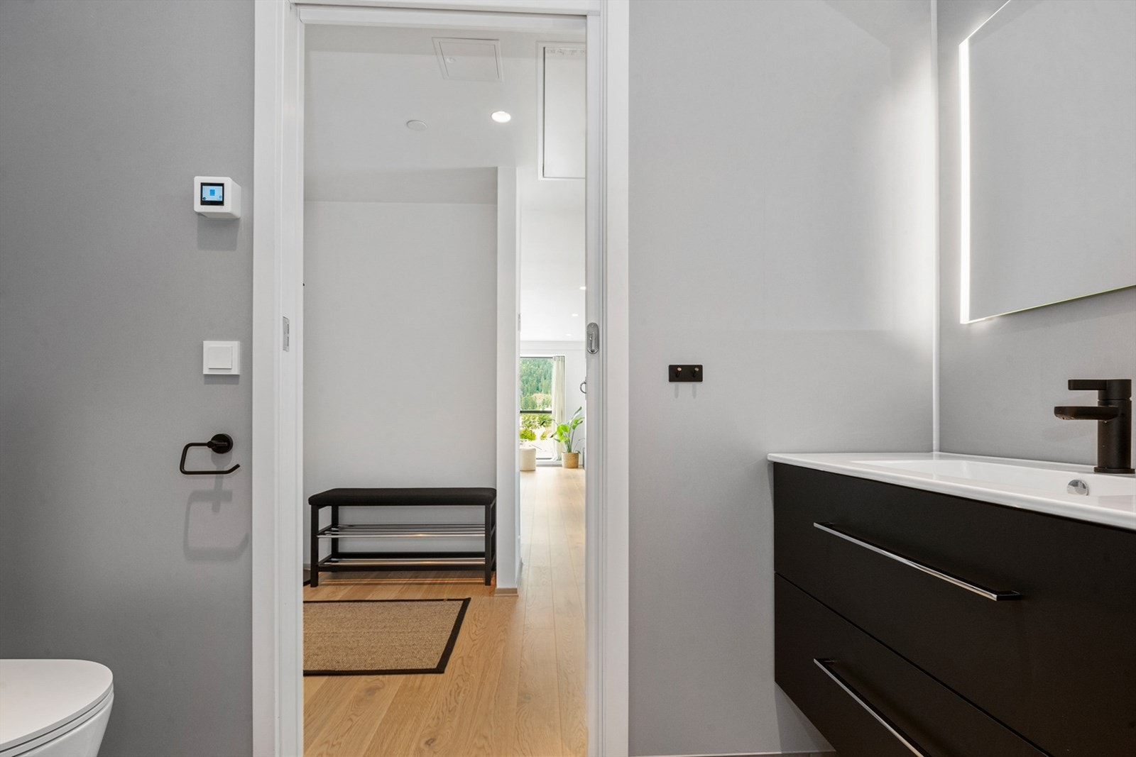 Fra badet ser vi mot entréen der det er god plass til ytterklær og sko. Galleribilde