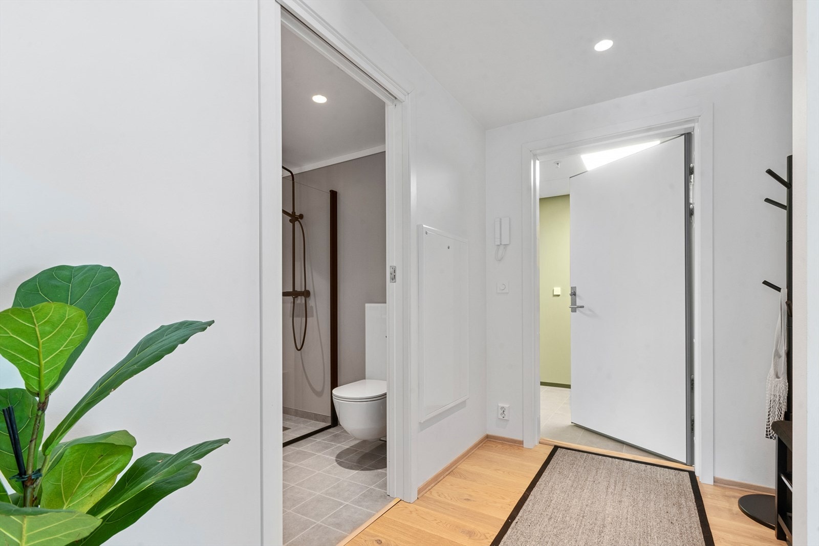 Leiligheten inneholder to soverom. Her ser vi gangen mot badet og inngangspartiet. Galleribilde