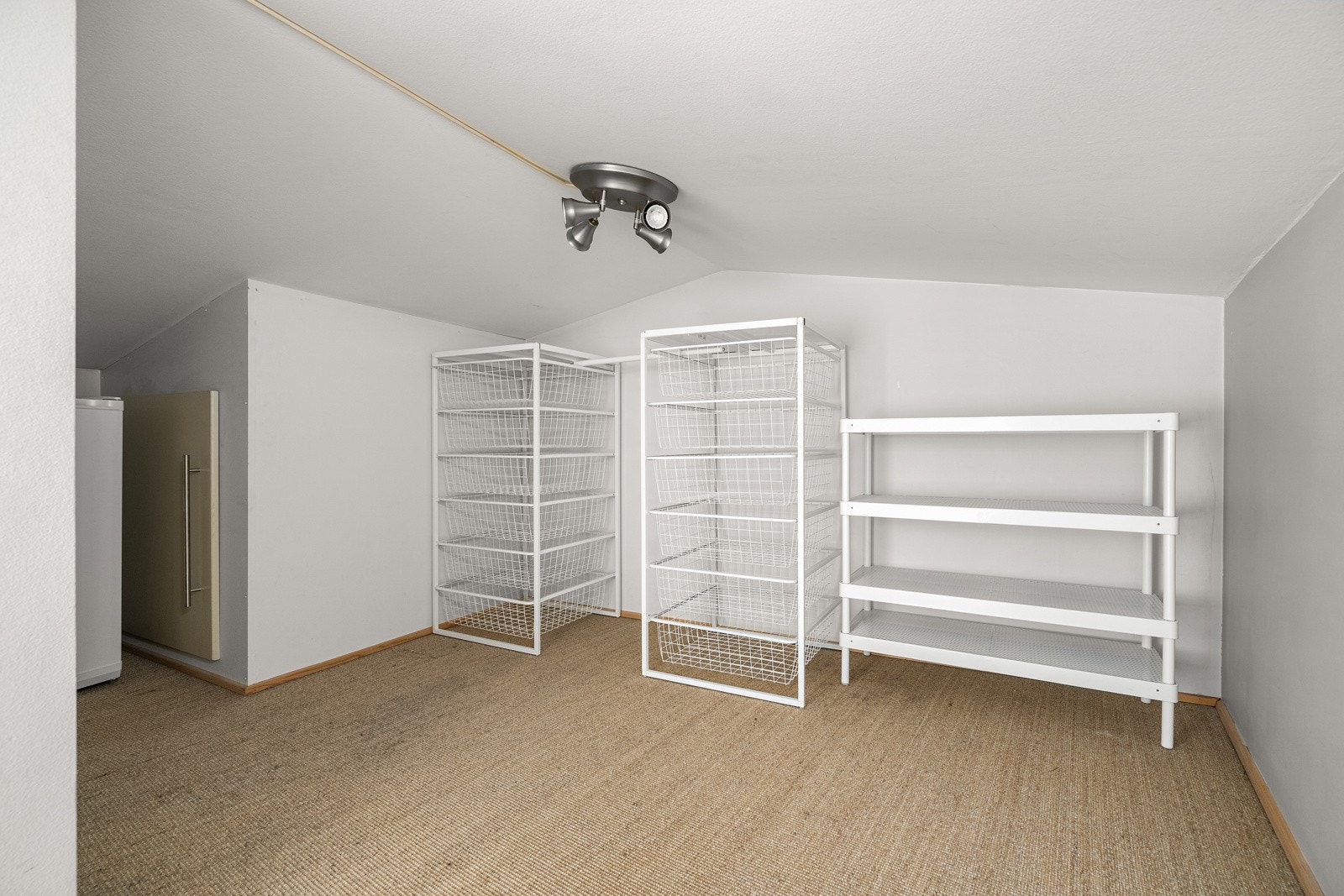 Varmtvannstanken er plassert i skjult anlegg og nåværende selger har i tillegg benyttet arealet til oppbevaring av fryser. Galleribilde