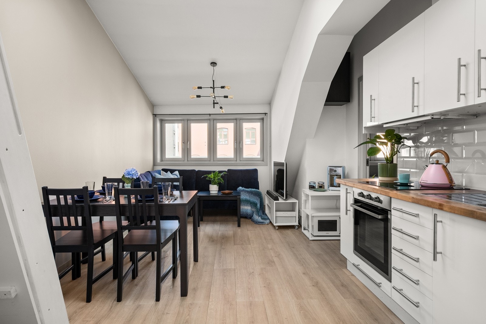 En lekker 2-roms toppleilighet i en stilig New York-inspirert gård med sentral beliggenhet. Galleribilde