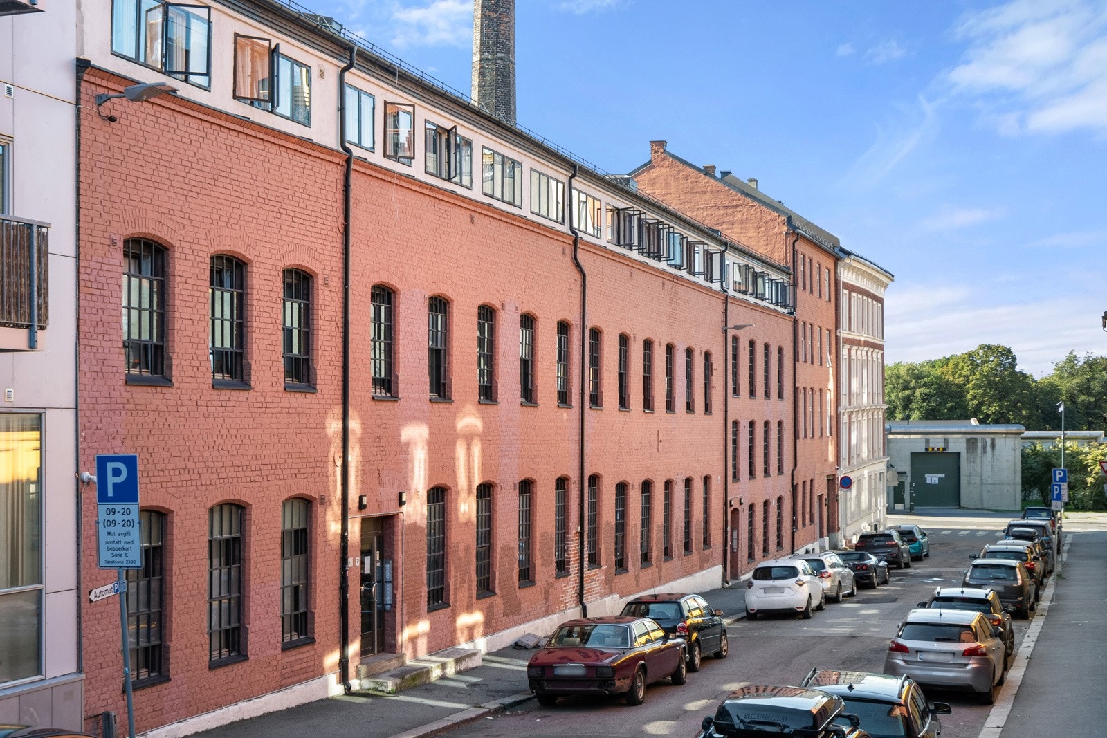 Fasade fra gateplan. Galleribilde