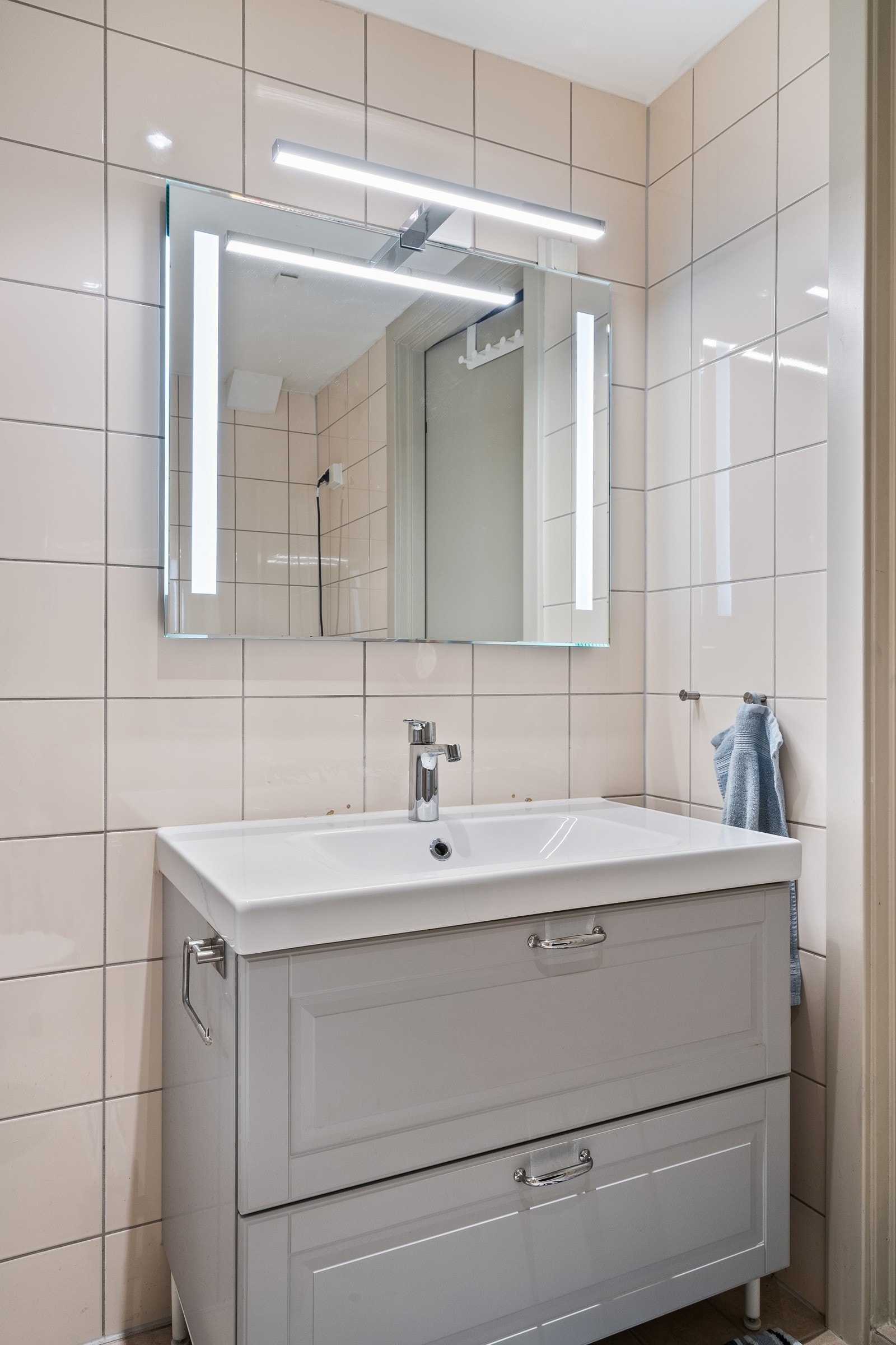 Det er rikelig med oppbevaringsplass på badet. Galleribilde