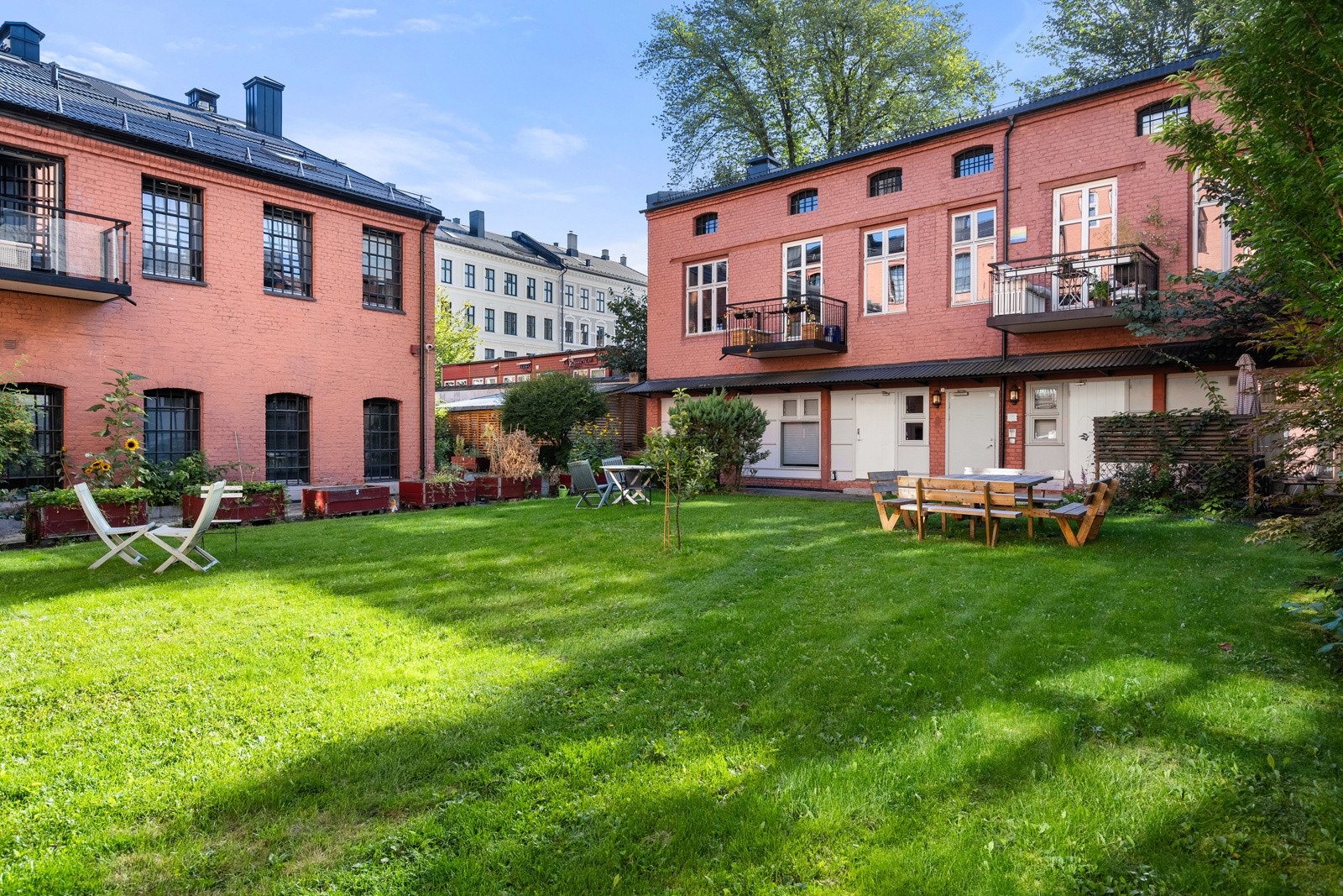 Bakgården er felles for borettslaget og kan fritt benyttes av beboerne. Galleribilde