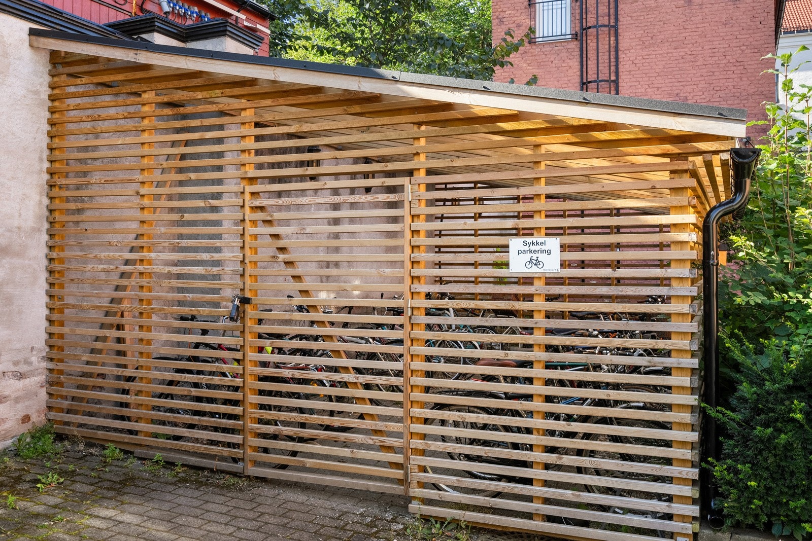Felles sykkelparkering i bakgården. Galleribilde