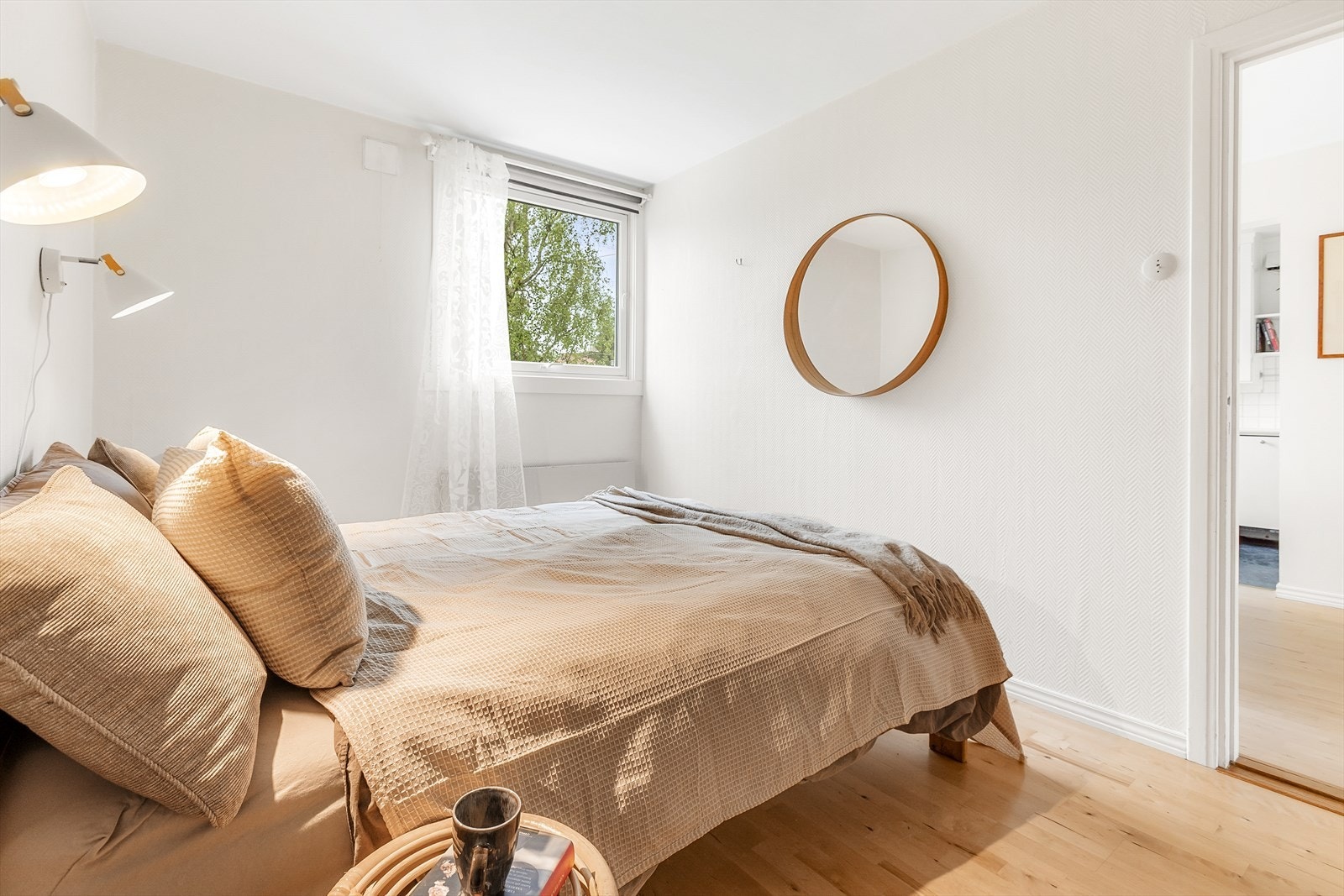 Lyst og romslig hovedsoverom med god plass. Galleribilde