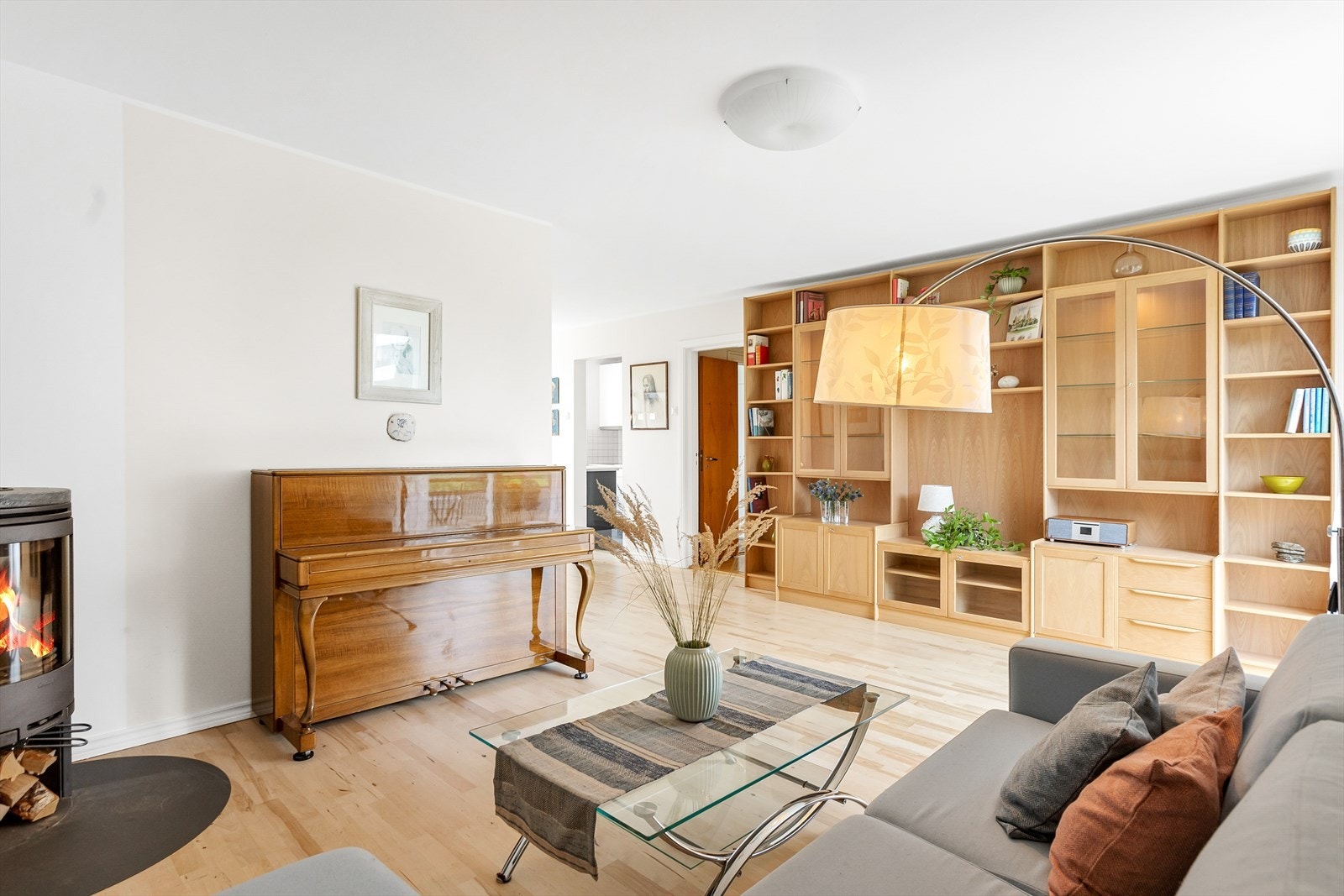 Lys og romslig stue med peis. Galleribilde