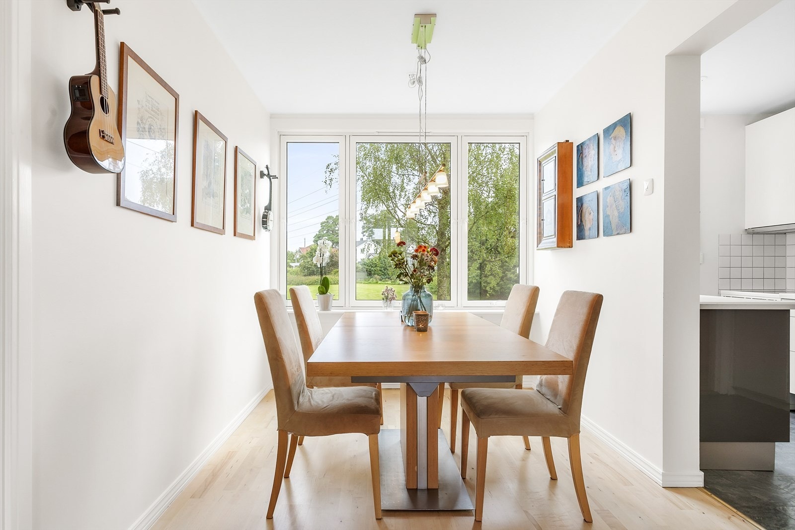 Lys og koselig spisestue med god plass til spisegruppe. Galleribilde