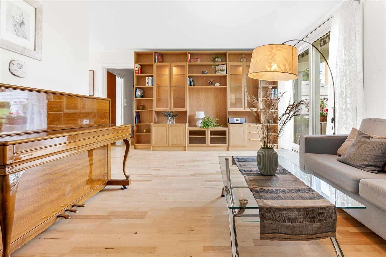 Romslig stue med god plass til sittegruppe. Galleribilde