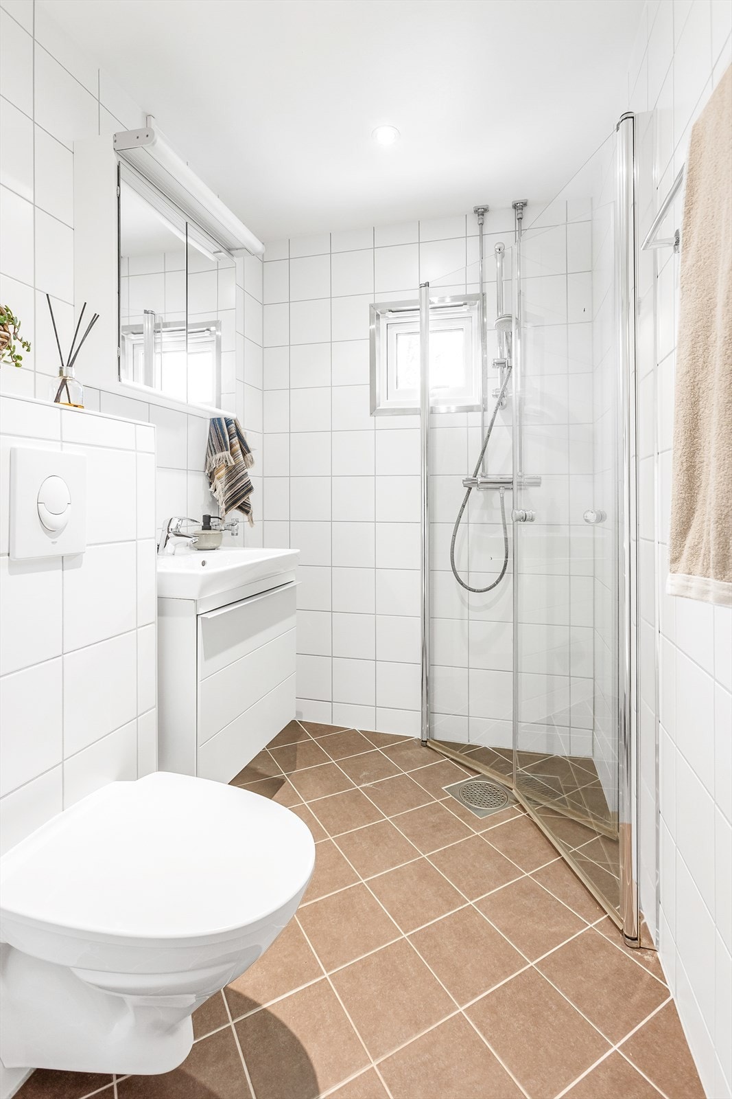 Lyst og fint bad med varmekabler. Galleribilde