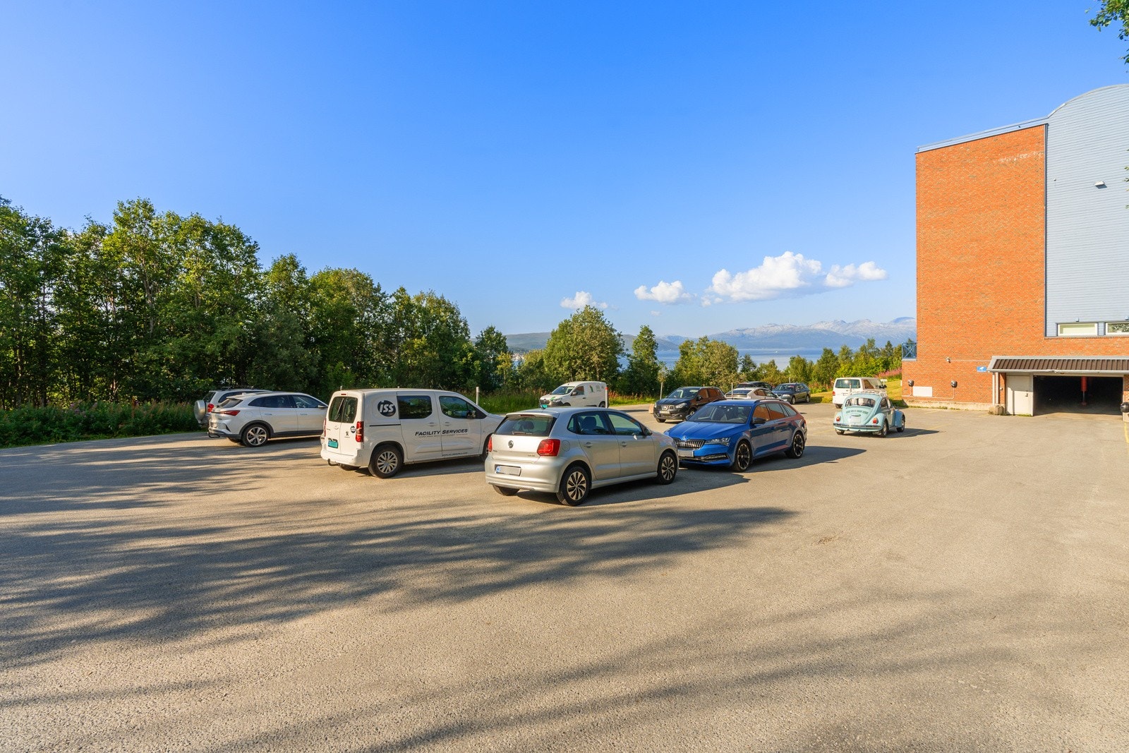 Det medfølger en fast garasjeplass. I tillegg har borettslaget utendørs gjesteparkering Galleribilde