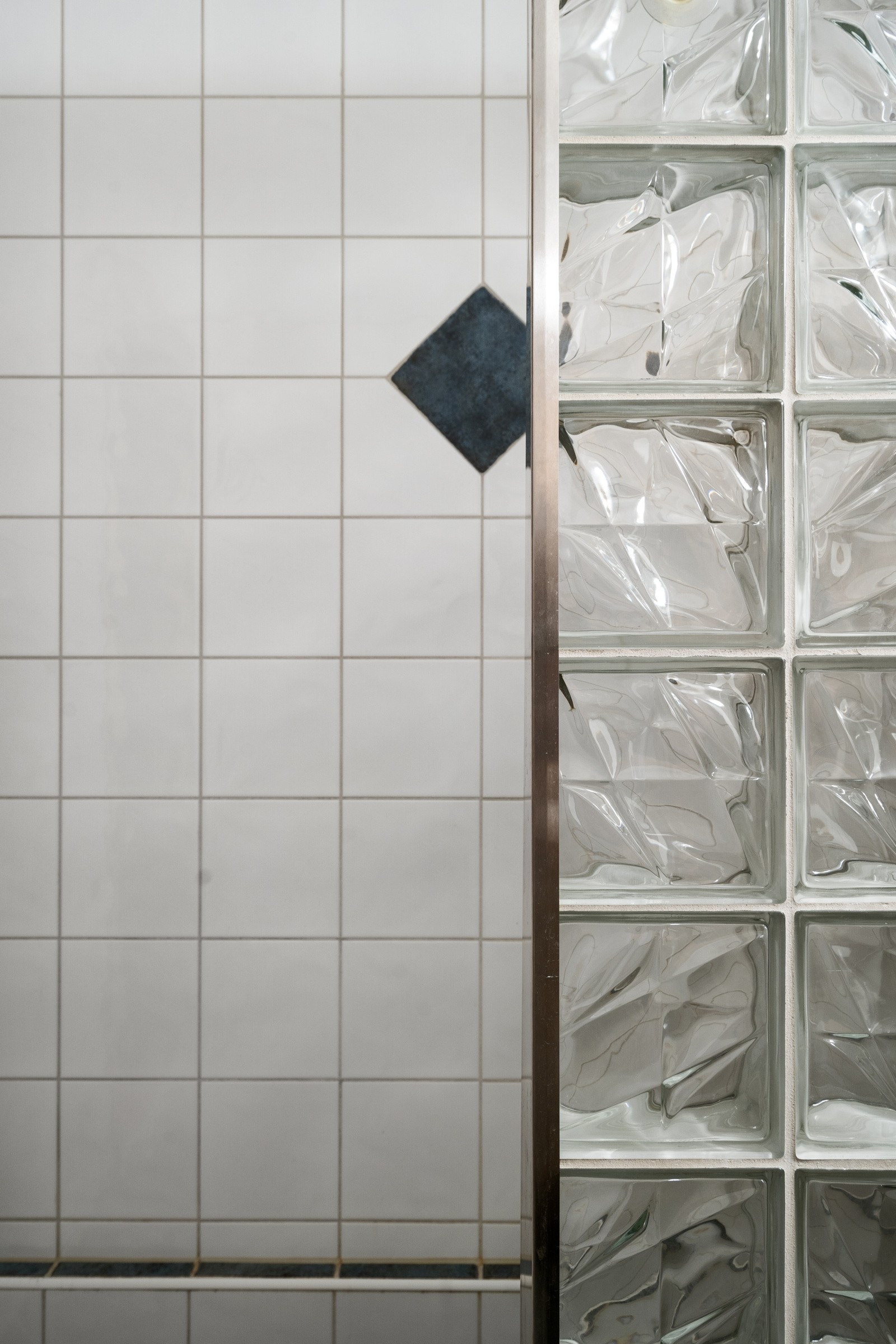 Dusjnisje med vegg av glassfiberstein. Fra badet er det adkomst til vaskerommet Galleribilde