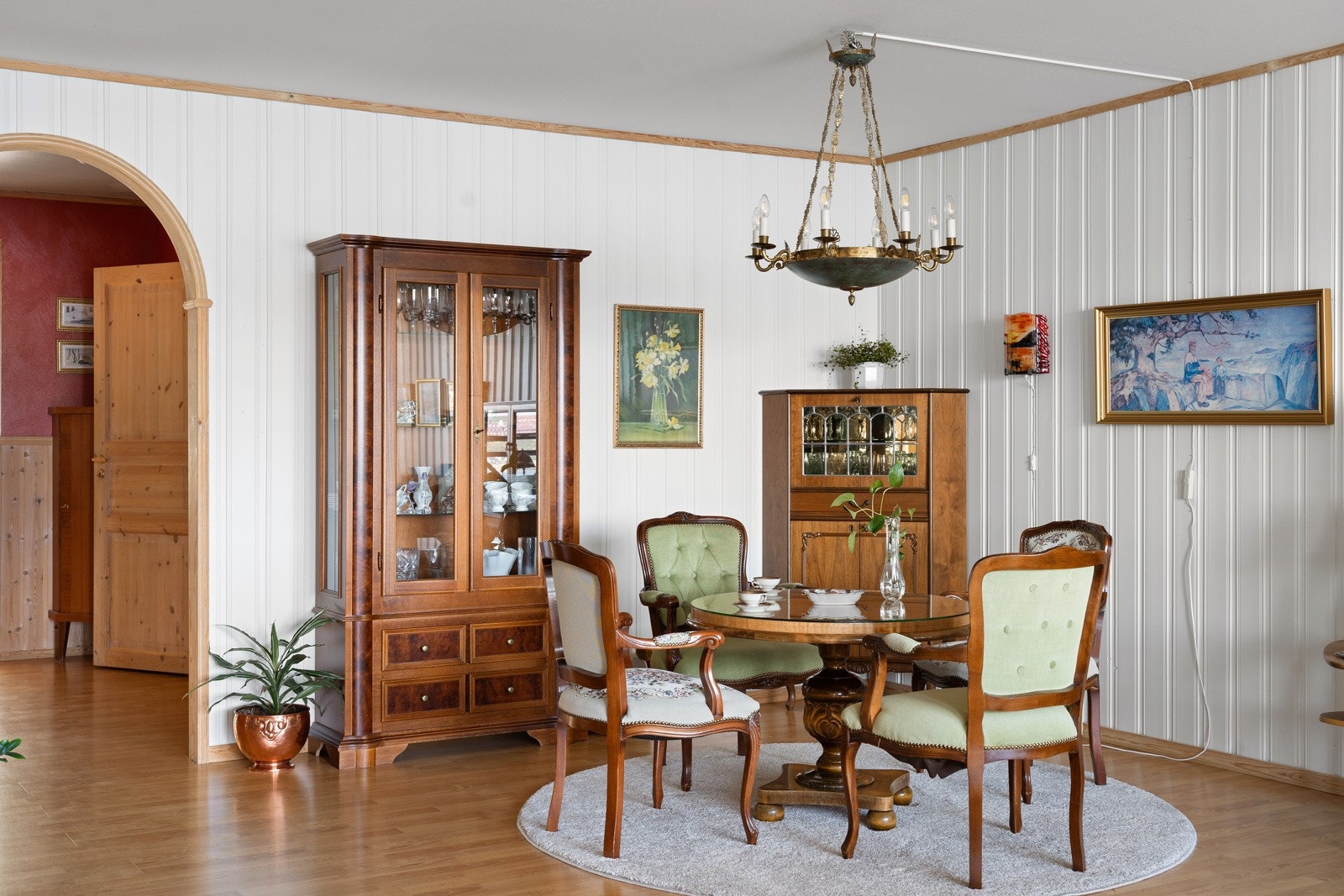 Spisestue med plass til langbord, hvor man kan samles til middager med familie og venner Galleribilde
