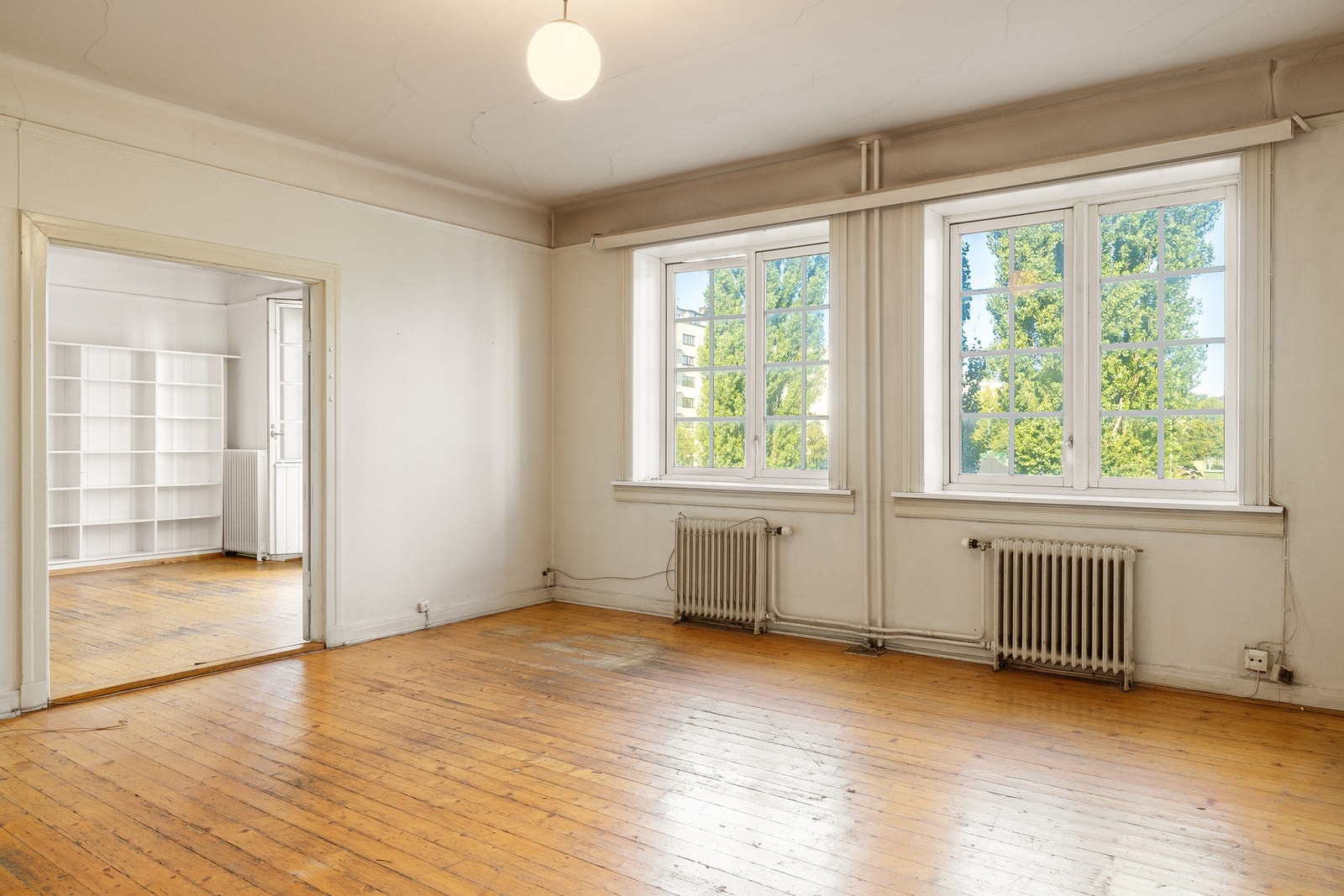 Oppvarming med radiatorer tilknyttet felles varmesentral. Galleribilde