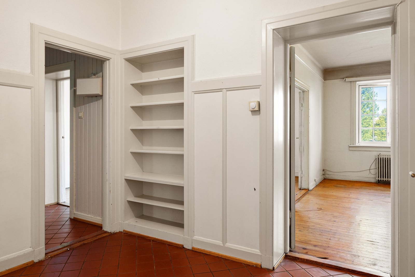 Fliser i entré og hyller til sko. Galleribilde