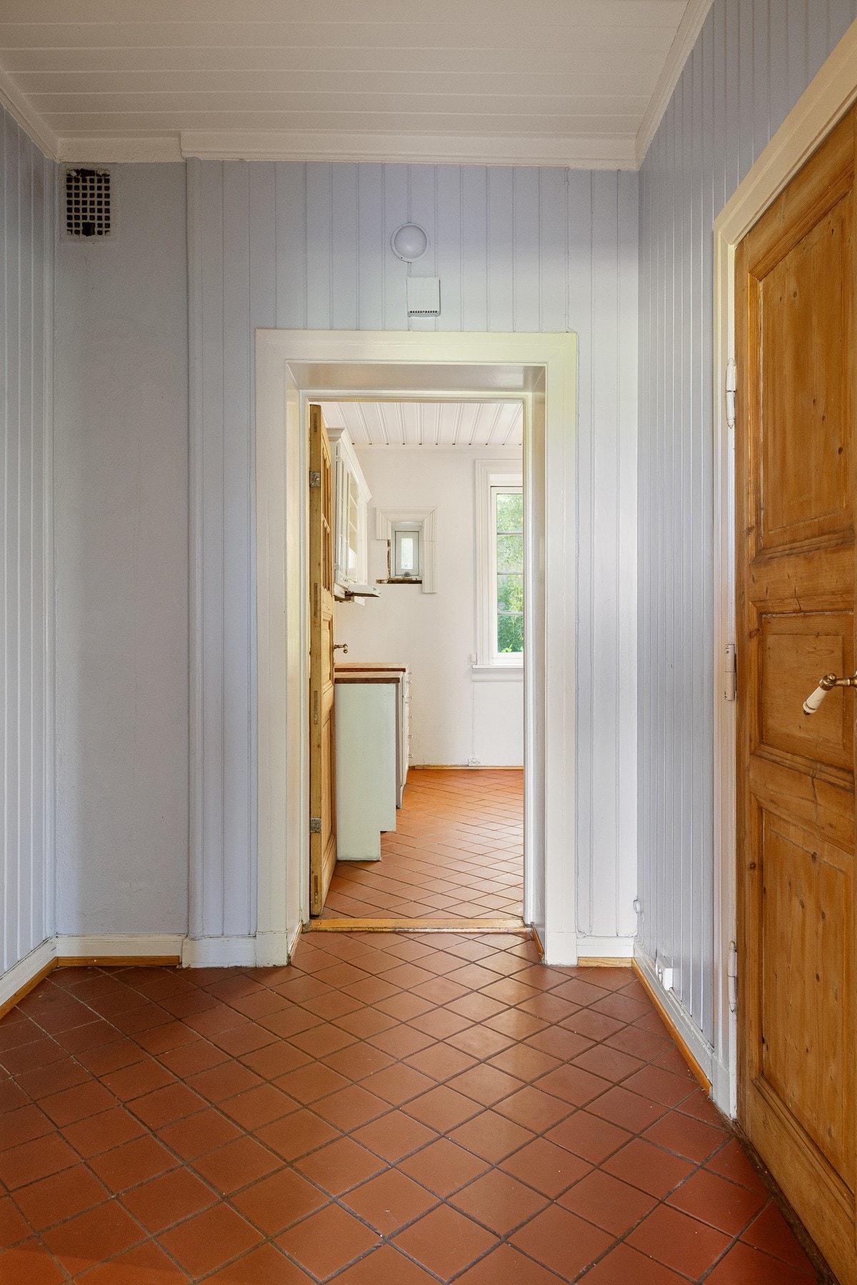 Gang har adkomst til kjøkken, baderom, hovedstuen og entré. Galleribilde