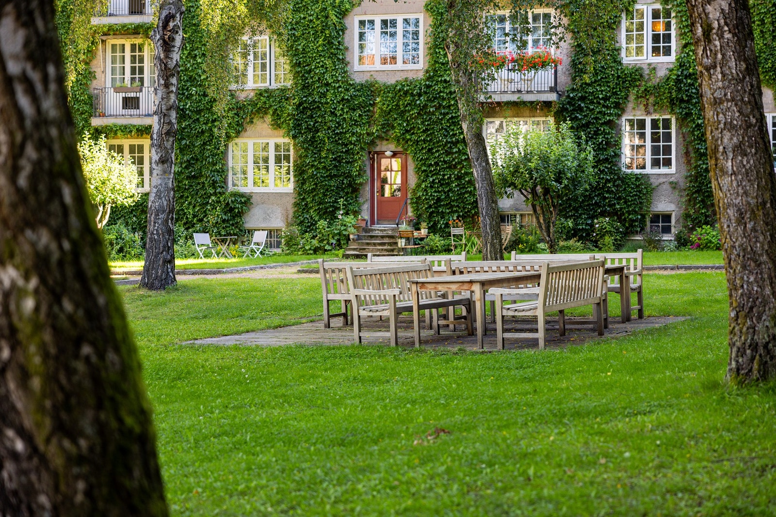 Sittegrupper for sameiet beboere i indre gårdsrom. Galleribilde