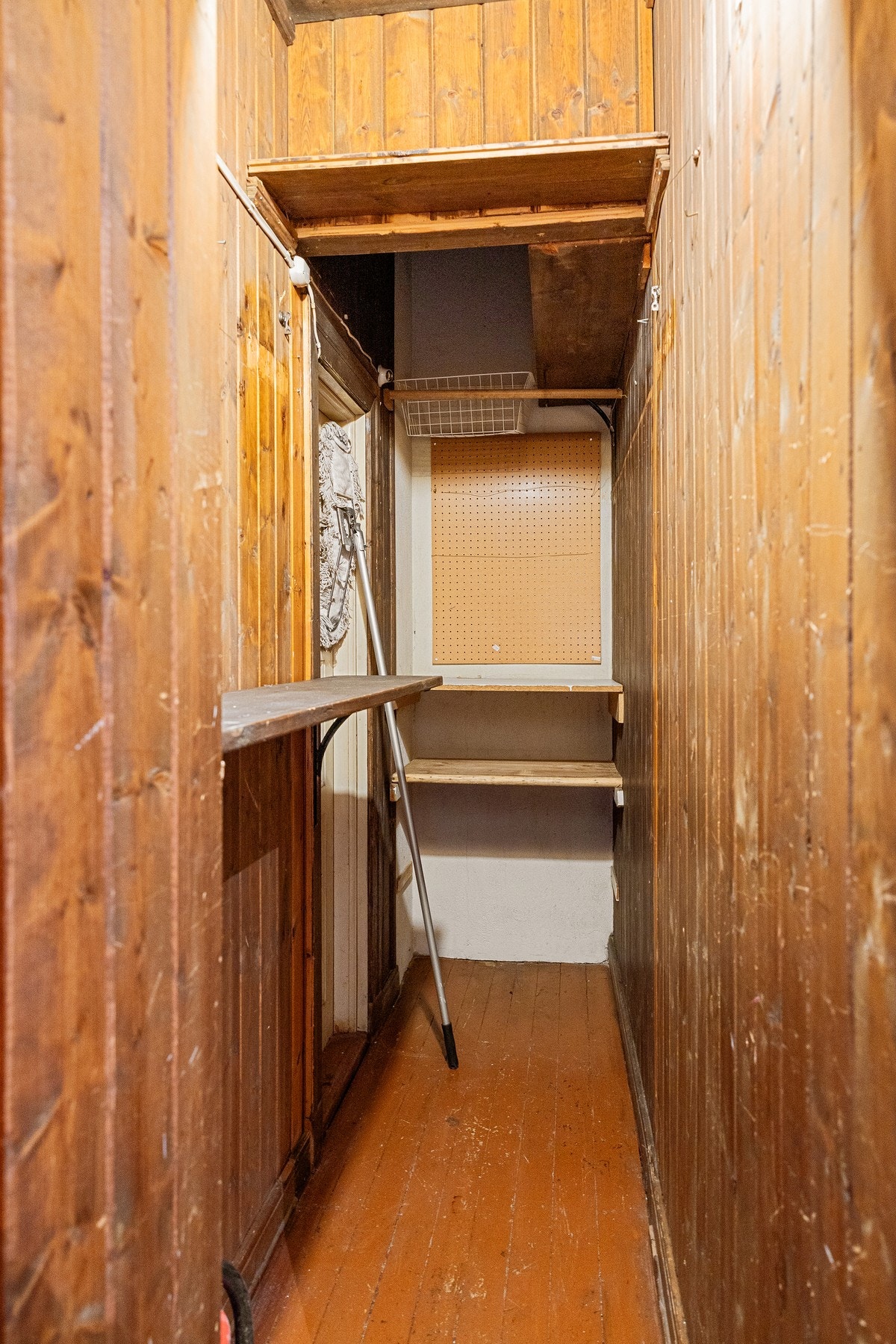 Bodrom ved entré. Galleribilde