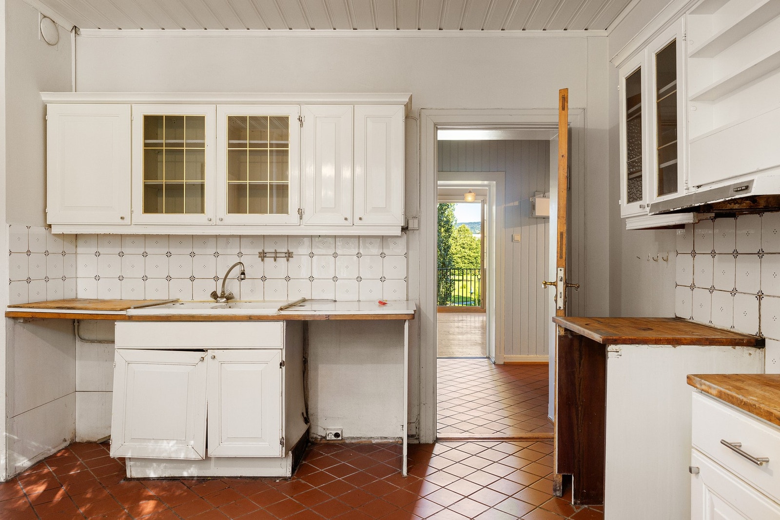 Gjennomgående planløsning gjør boligen rik på naturlig lys. Galleribilde