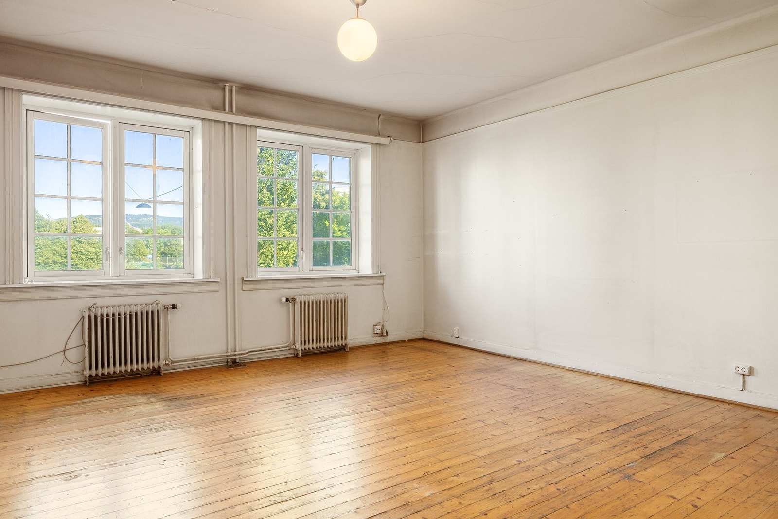 Peisestuen har adkomst fra spisestuen har store vinduer som gjør rommet rikt på naturlig lys. Galleribilde