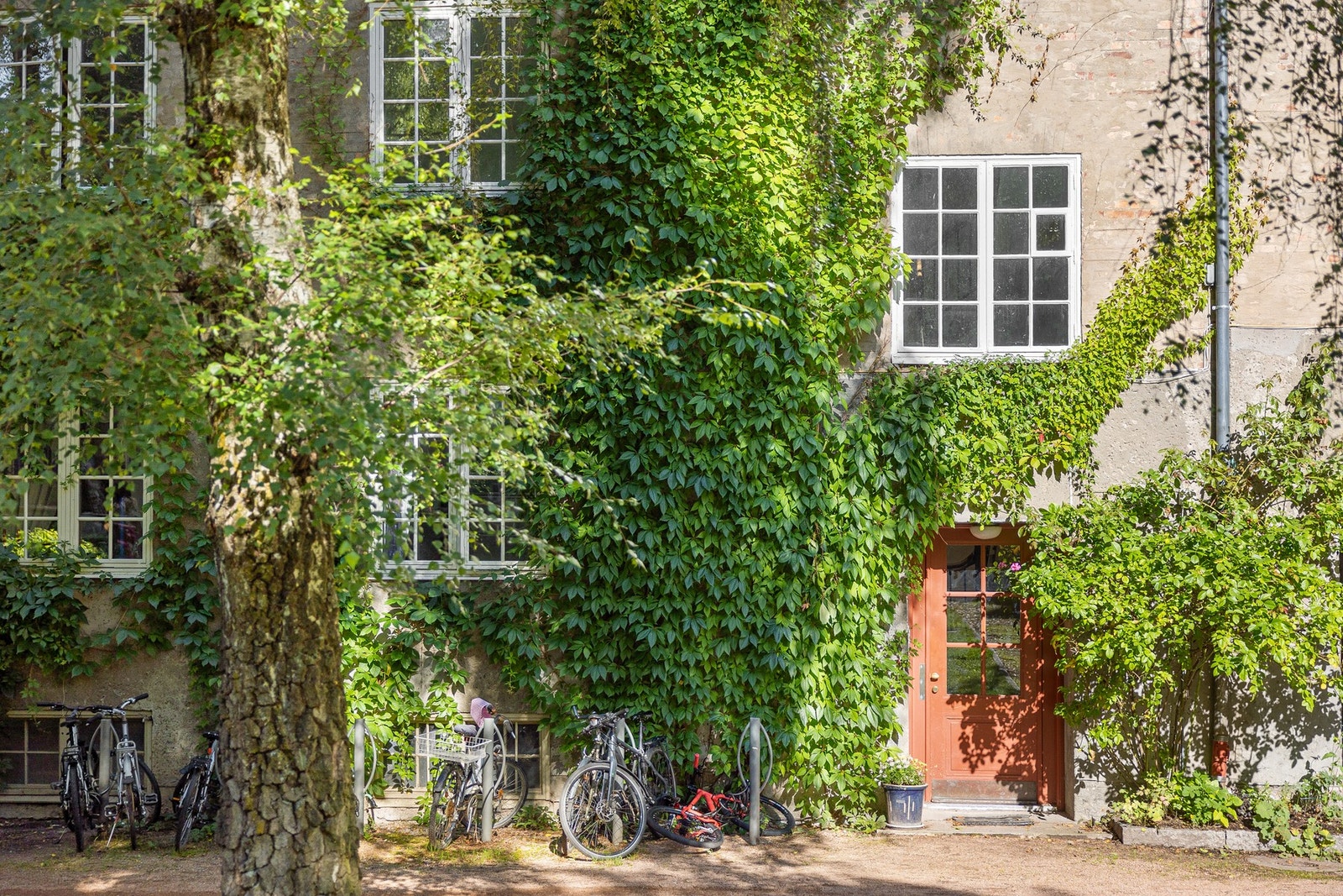 Oppussingsobjektet ligger i idylliske og frodige Jessenløkken boligsameie. Galleribilde