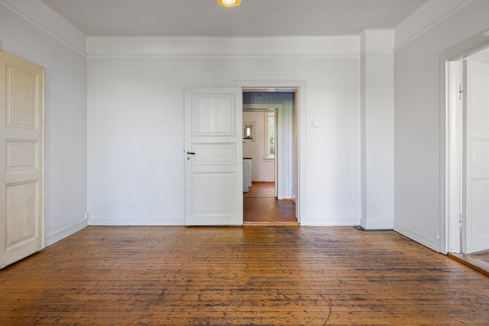 Spisestuen har adkomst fra gang, soverom og peisestuen. Galleribilde