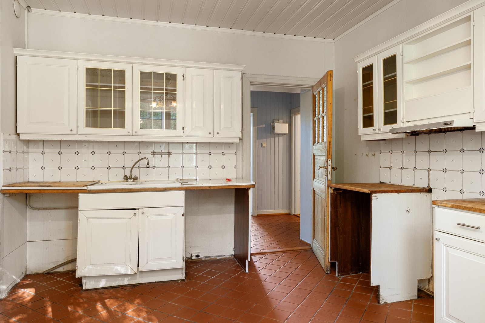 Møbler, hvitevarer og skap medfølger i handelen. Galleribilde