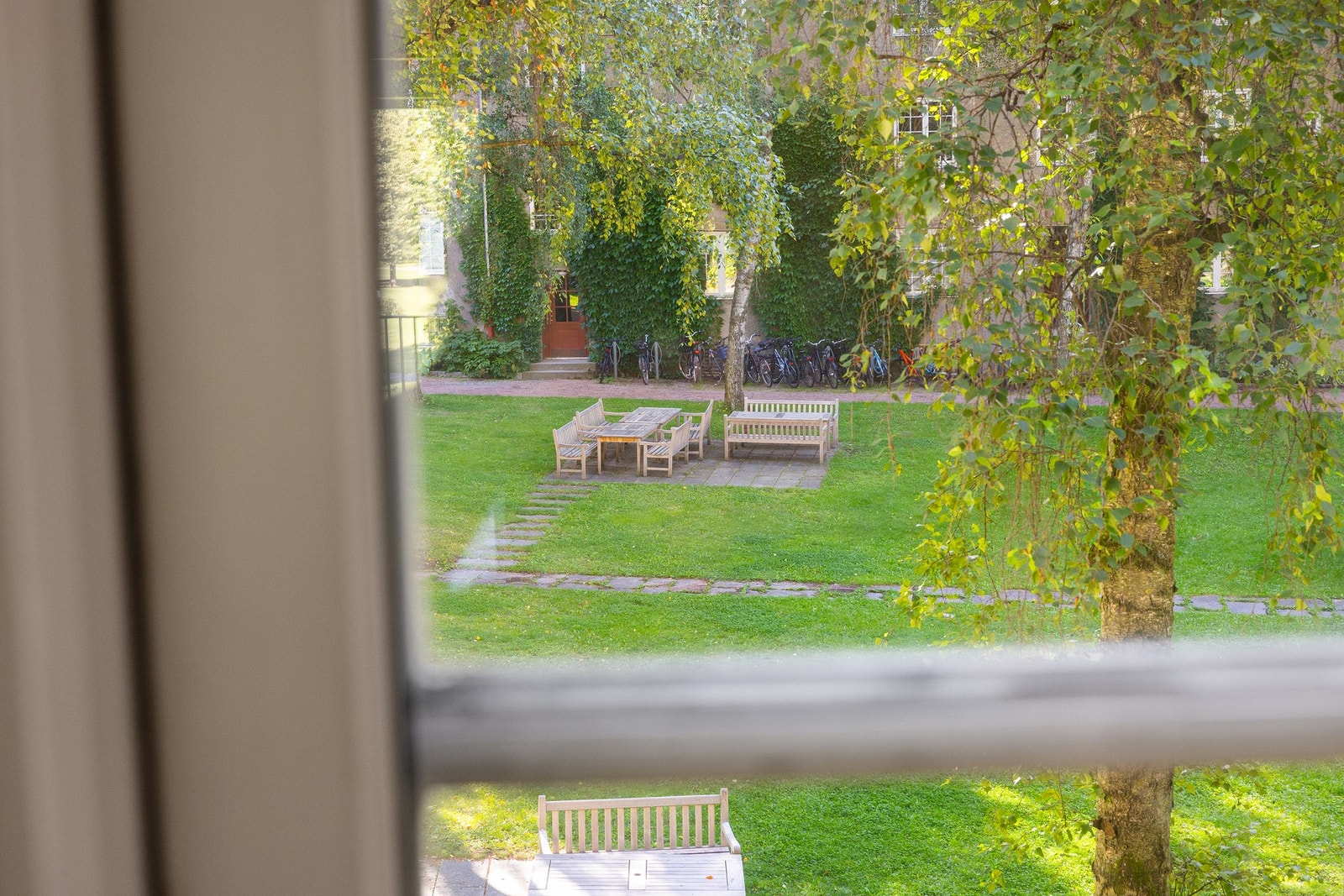 Hyggelig utsyn til felles bakgård fra soverom 2. Galleribilde