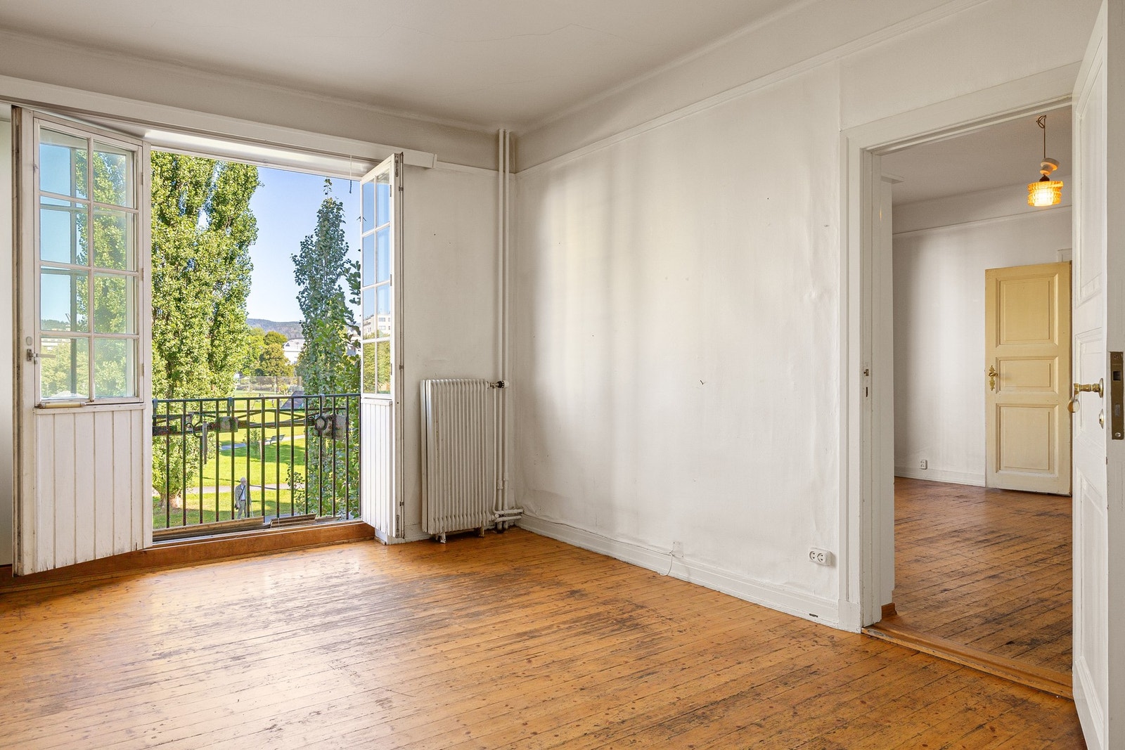 Oppvarming med radiatorer tilknyttet felles varmesentral. Galleribilde