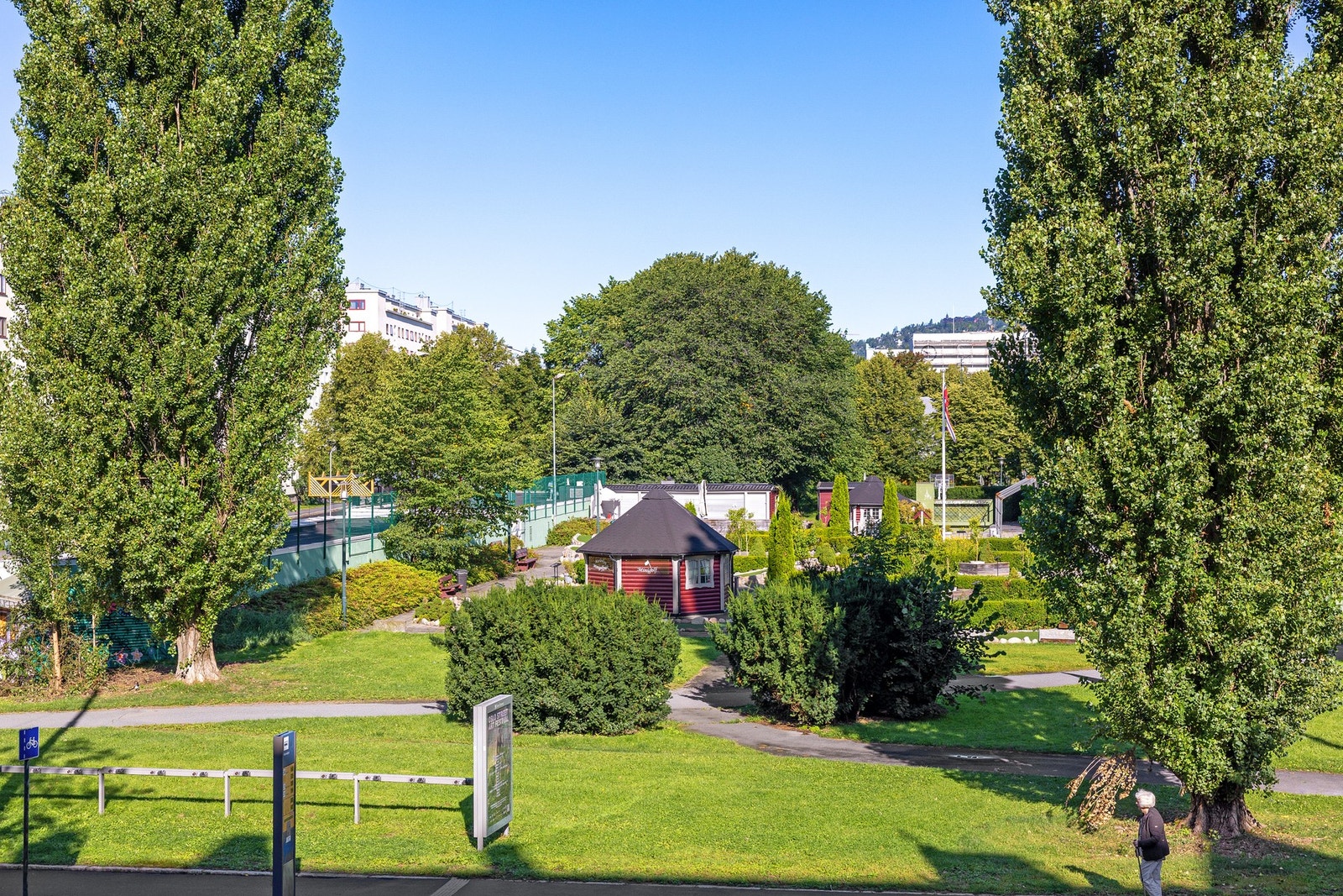 Frodig utsyn over Marienlyst fra fransk balkong i hovedstuen. Galleribilde
